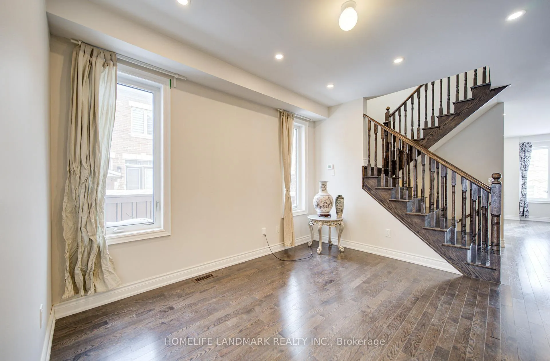 Photo 7 of 9 Rotondo Crescent, Vaughan, Kleinburg — HOMEH
