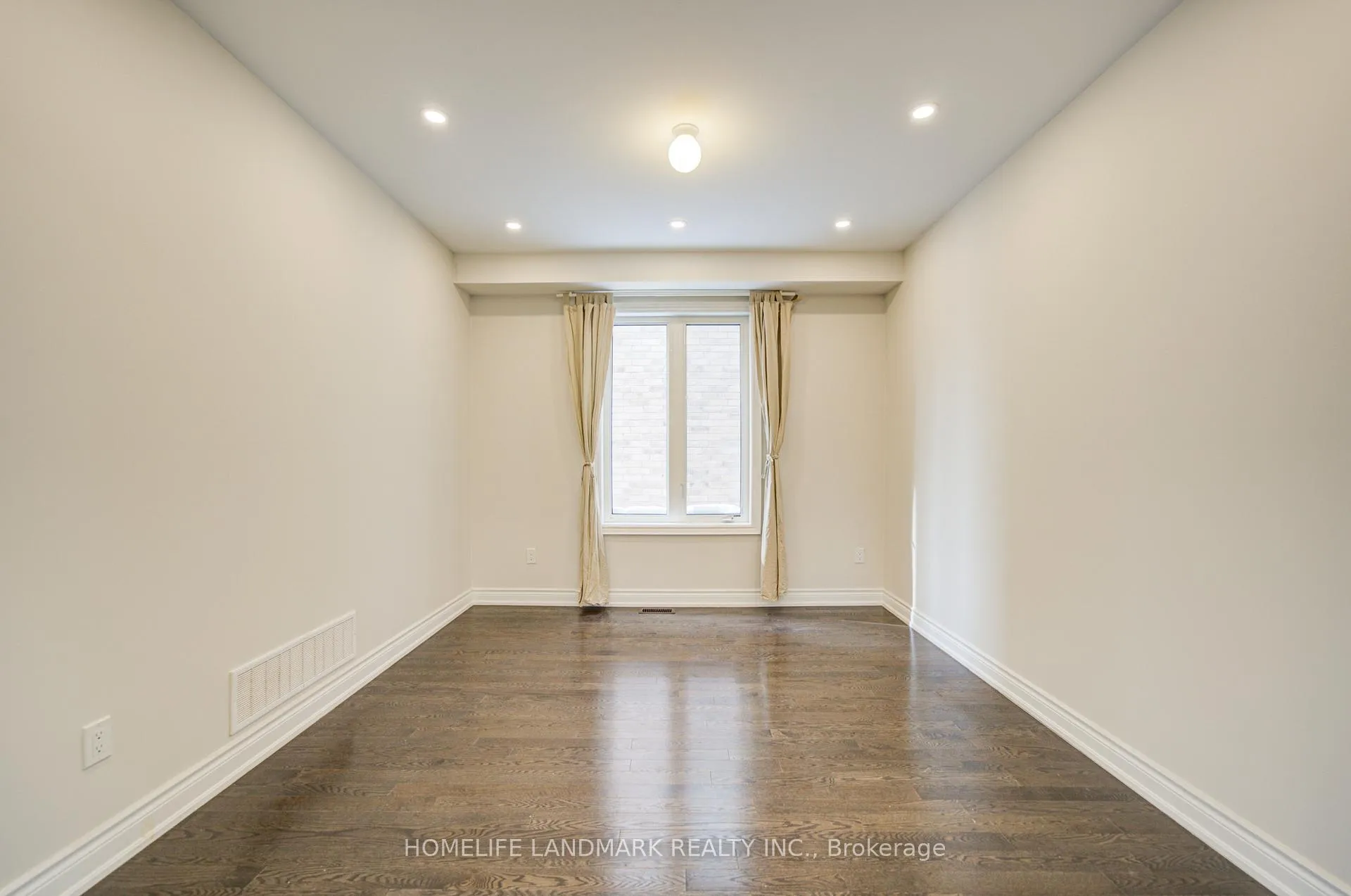 Photo 11 of 9 Rotondo Crescent, Vaughan, Kleinburg — HOMEH