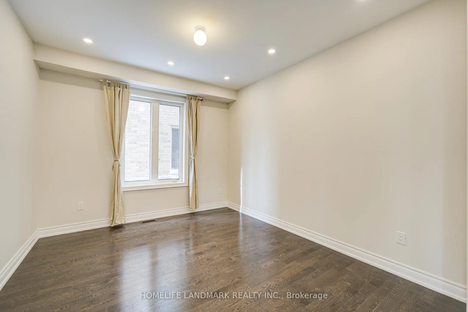 Photo 12 of 9 Rotondo Crescent, Vaughan, Kleinburg — HOMEH