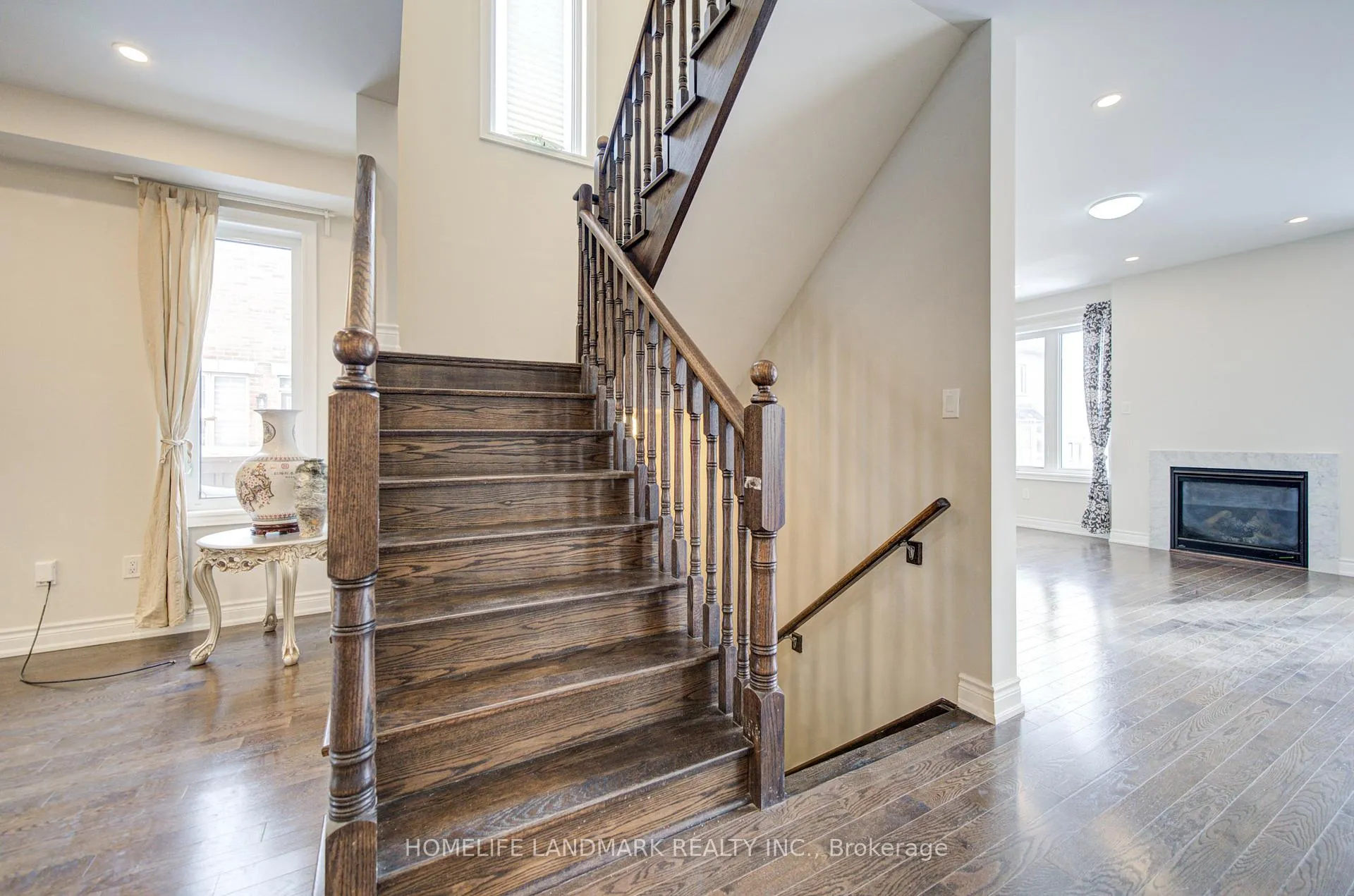 Photo 14 of 9 Rotondo Crescent, Vaughan, Kleinburg — HOMEH