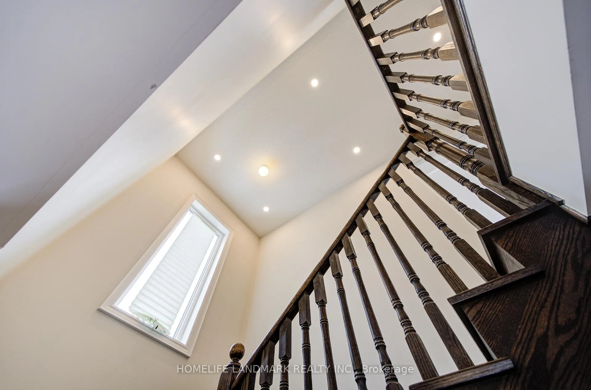 Photo 25 of 9 Rotondo Crescent, Vaughan, Kleinburg — HOMEH