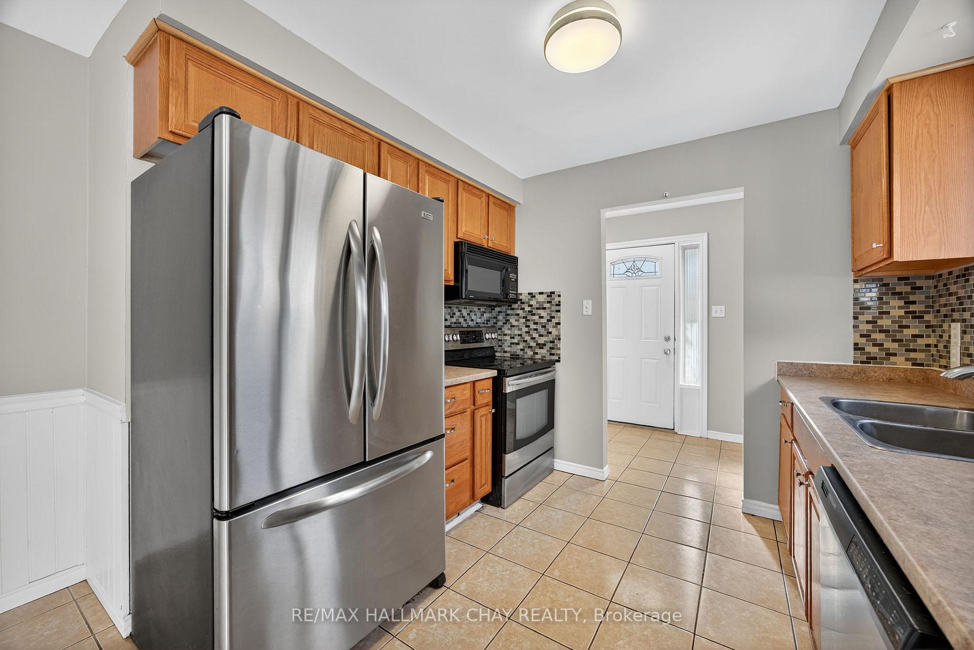 Photo 10 of 419 Leacock Drive, Barrie, Letitia Heights — HOMEH