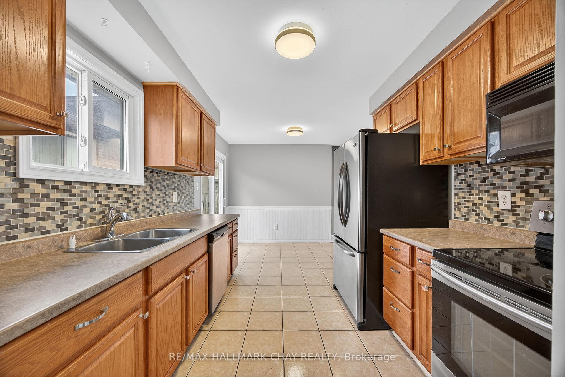 Photo 4 of 419 Leacock Drive, Barrie, Letitia Heights — HOMEH