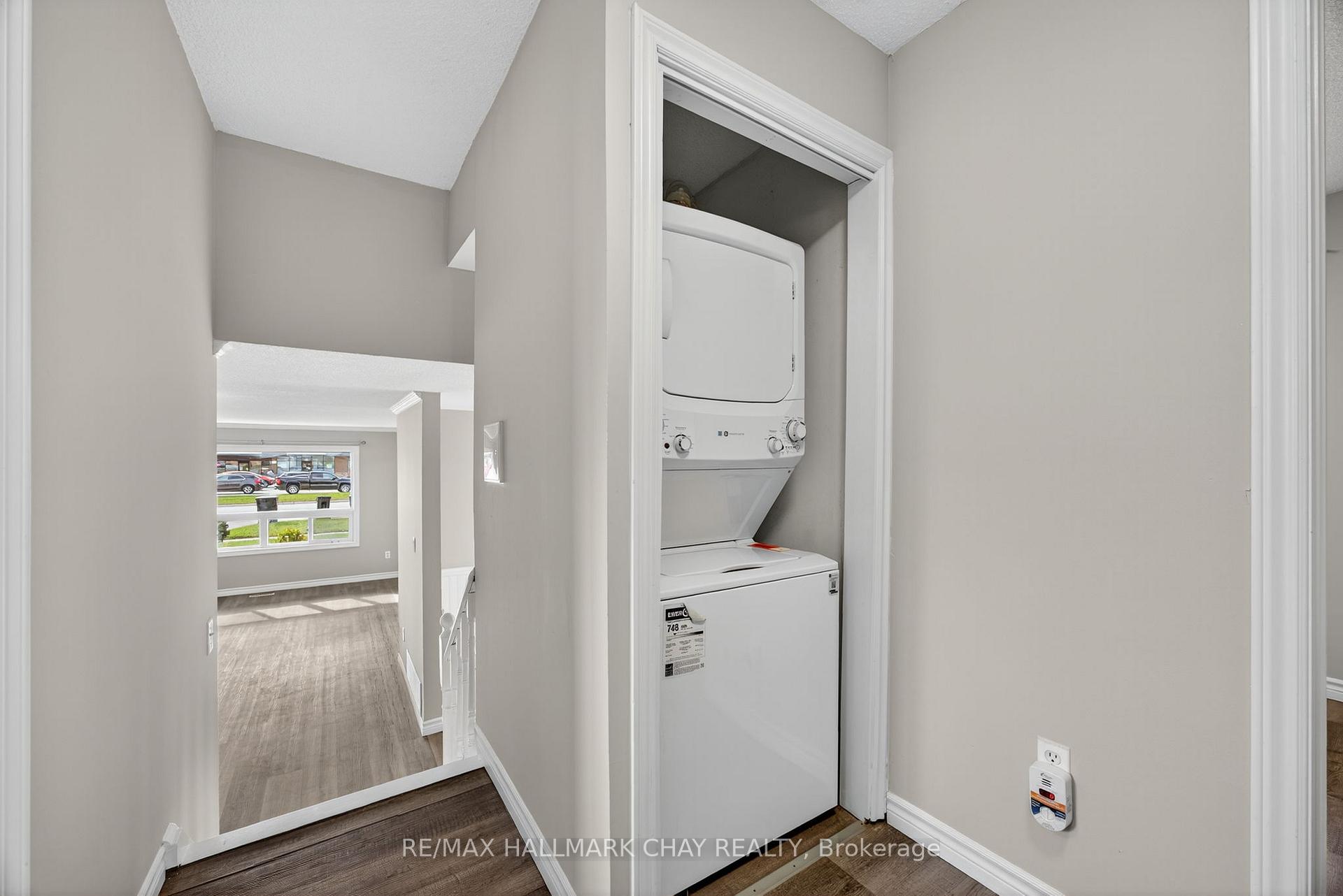 Photo 8 of 419 Leacock Drive, Barrie, Letitia Heights — HOMEH