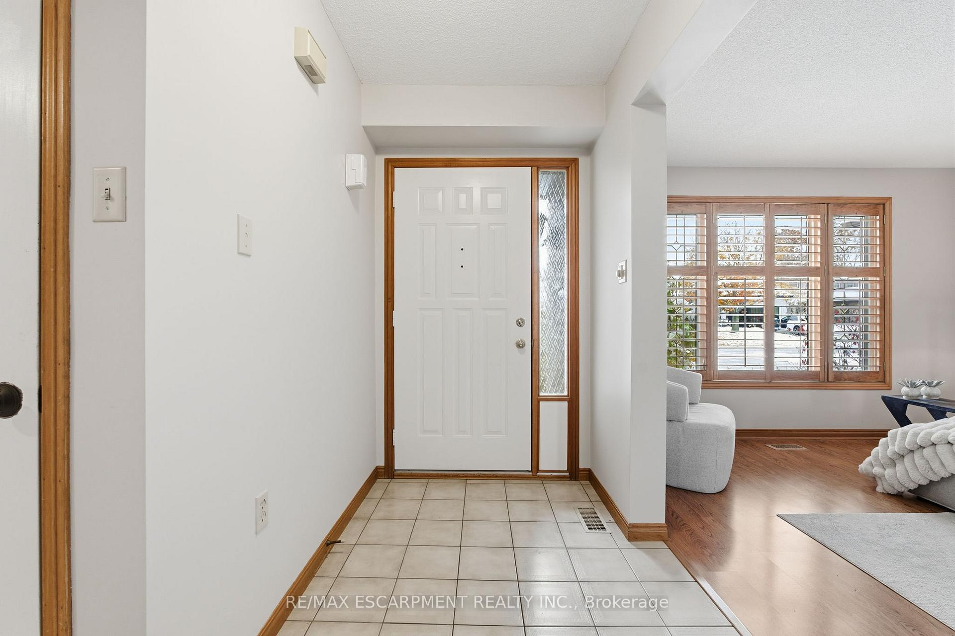 Photo 4 of 121 Parkwood Crescent, Hamilton, Thorner — HOMEH