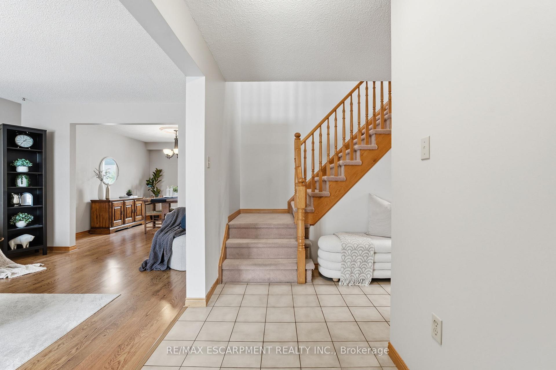 Photo 5 of 121 Parkwood Crescent, Hamilton, Thorner — HOMEH