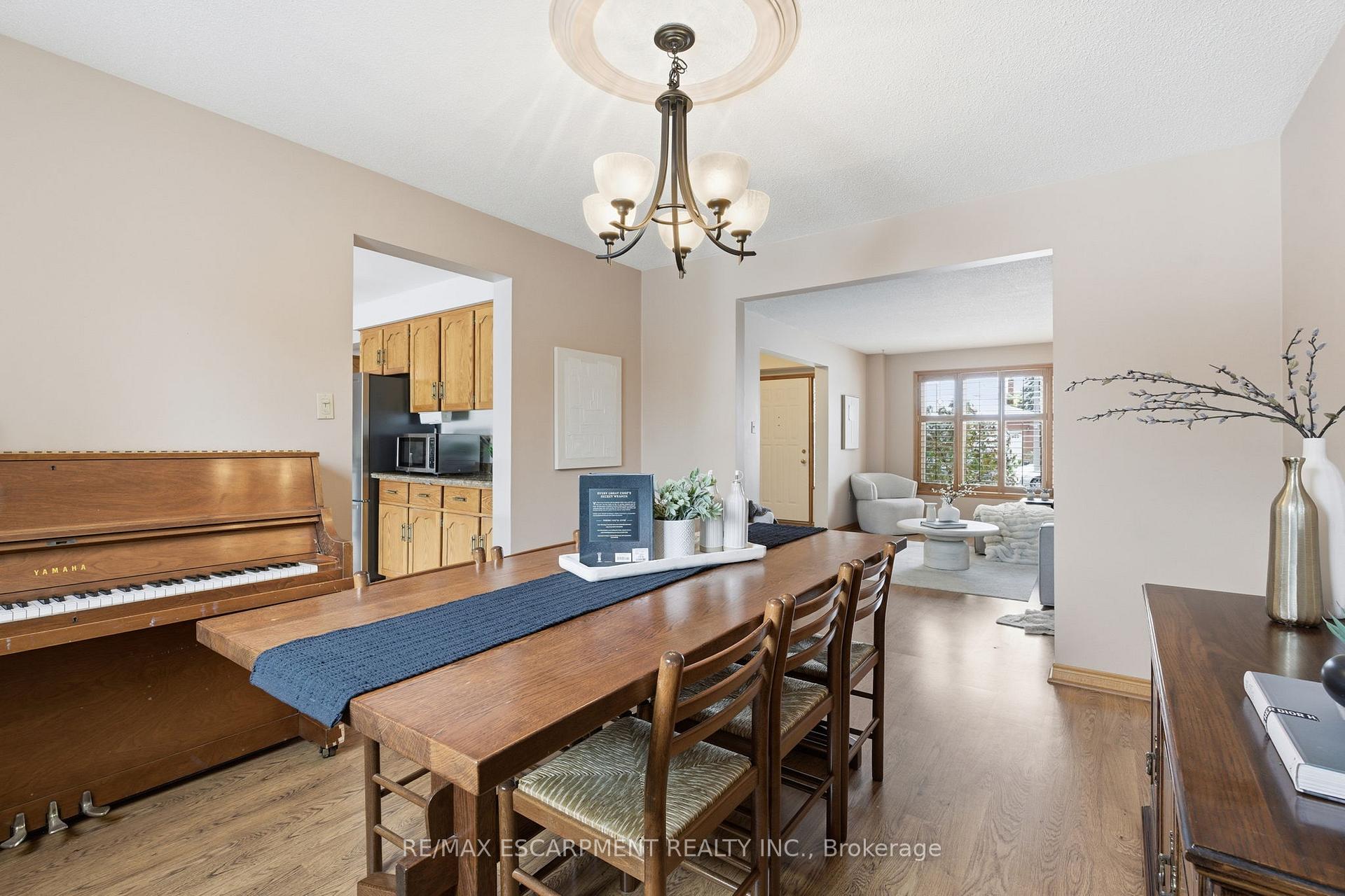 Photo 12 of 121 Parkwood Crescent, Hamilton, Thorner — HOMEH