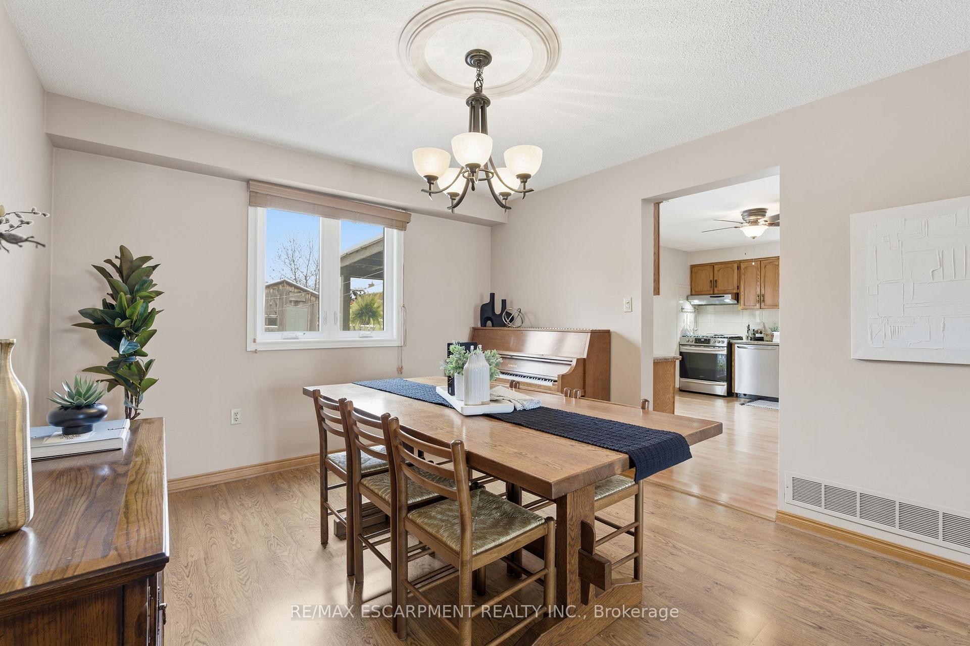 Photo 13 of 121 Parkwood Crescent, Hamilton, Thorner — HOMEH