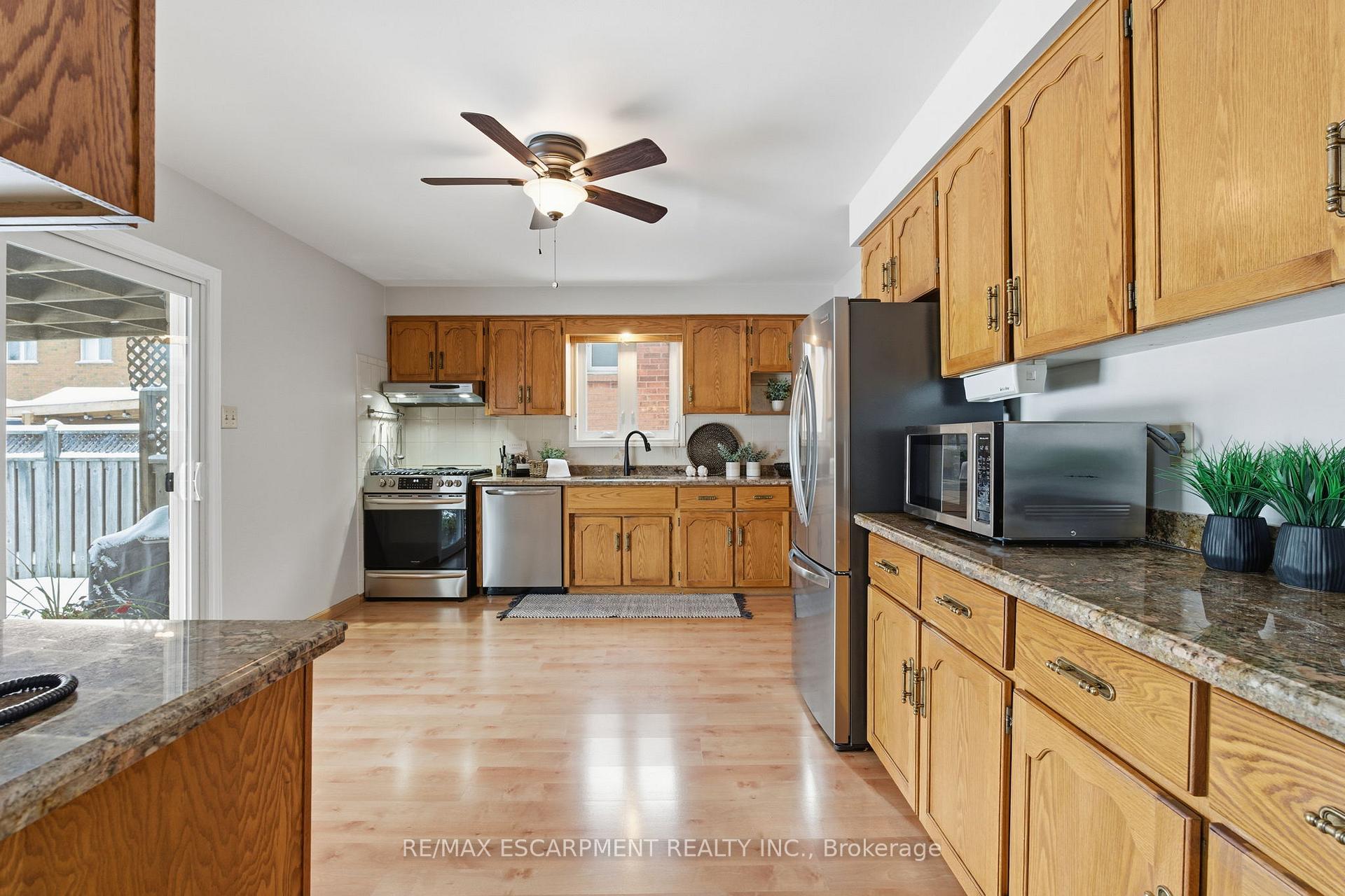 Photo 15 of 121 Parkwood Crescent, Hamilton, Thorner — HOMEH