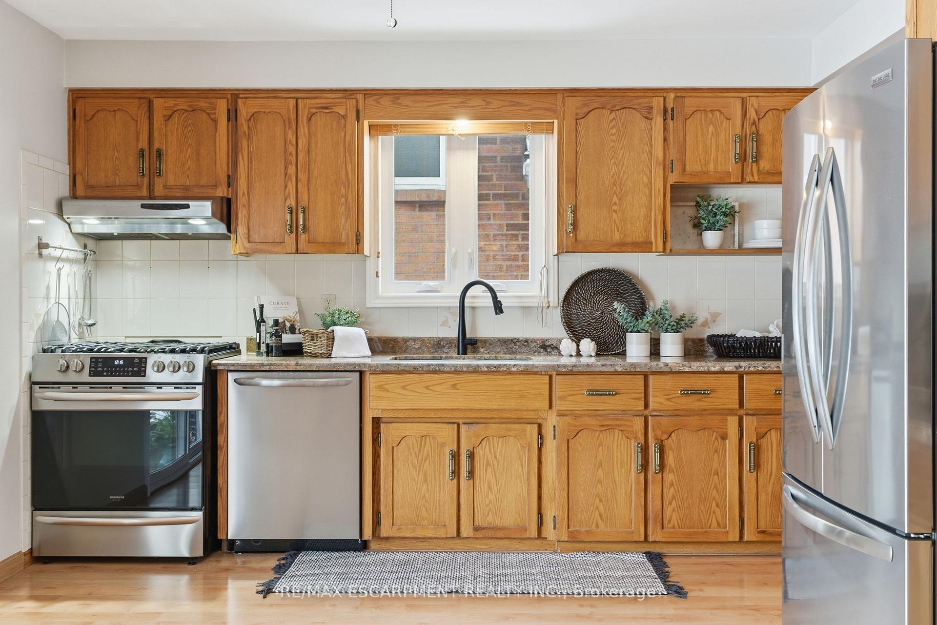 Photo 16 of 121 Parkwood Crescent, Hamilton, Thorner — HOMEH