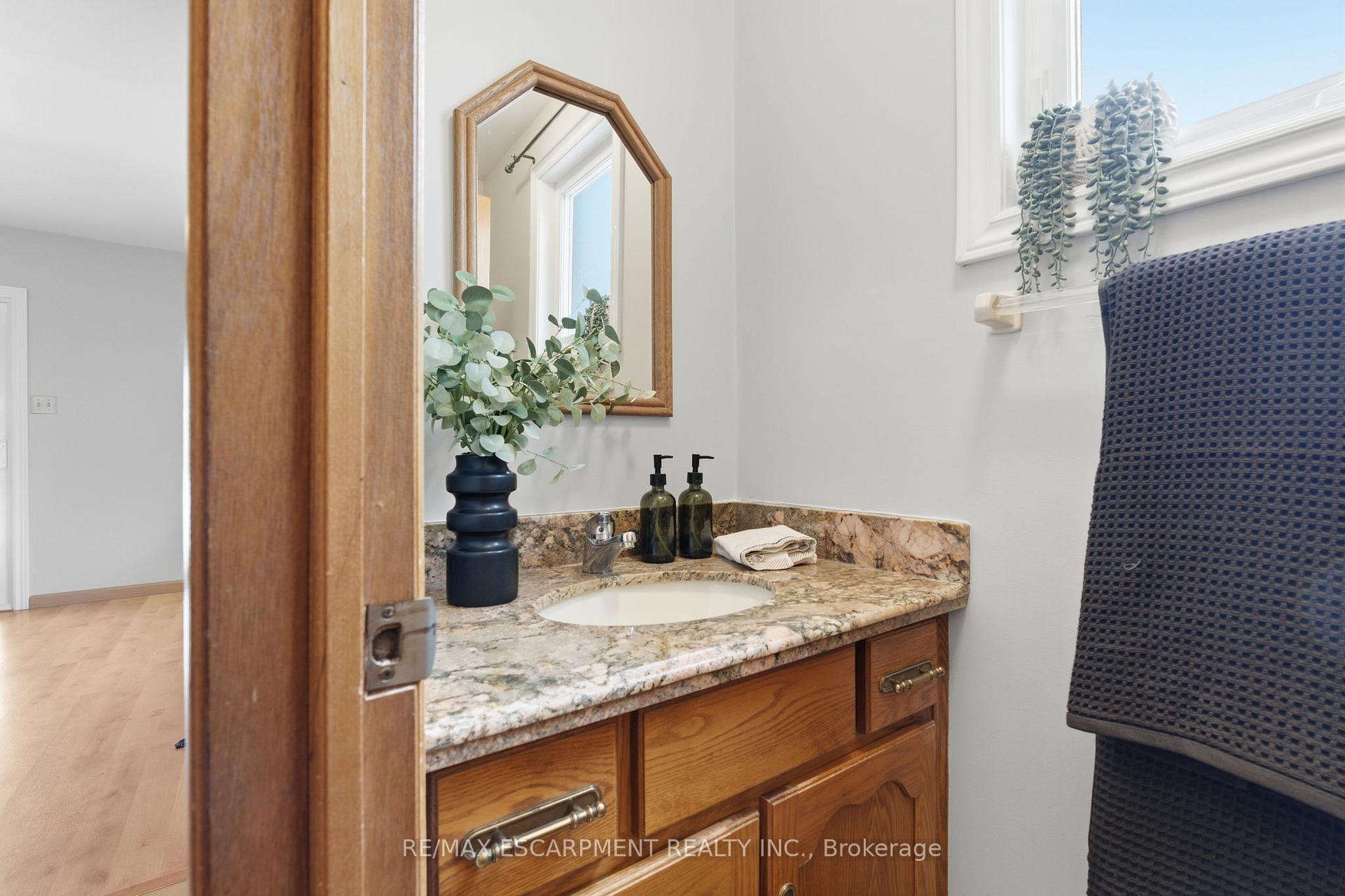 Photo 20 of 121 Parkwood Crescent, Hamilton, Thorner — HOMEH