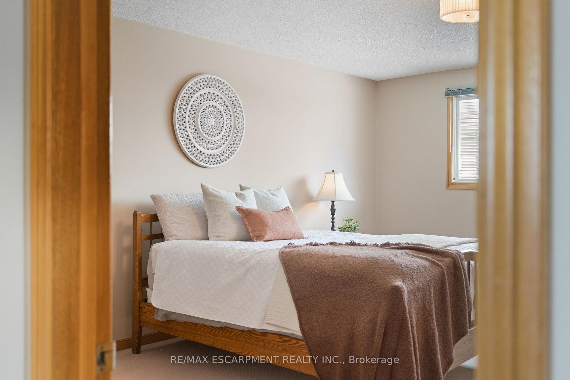 Photo 24 of 121 Parkwood Crescent, Hamilton, Thorner — HOMEH
