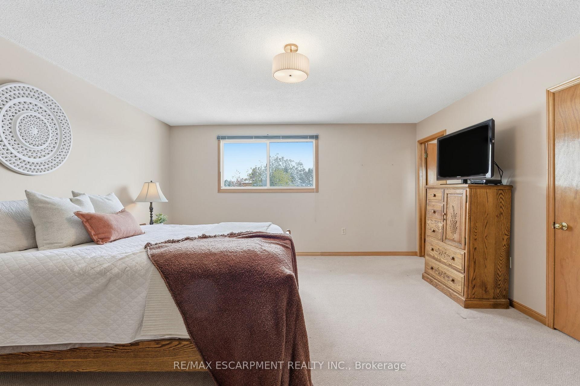 Photo 25 of 121 Parkwood Crescent, Hamilton, Thorner — HOMEH