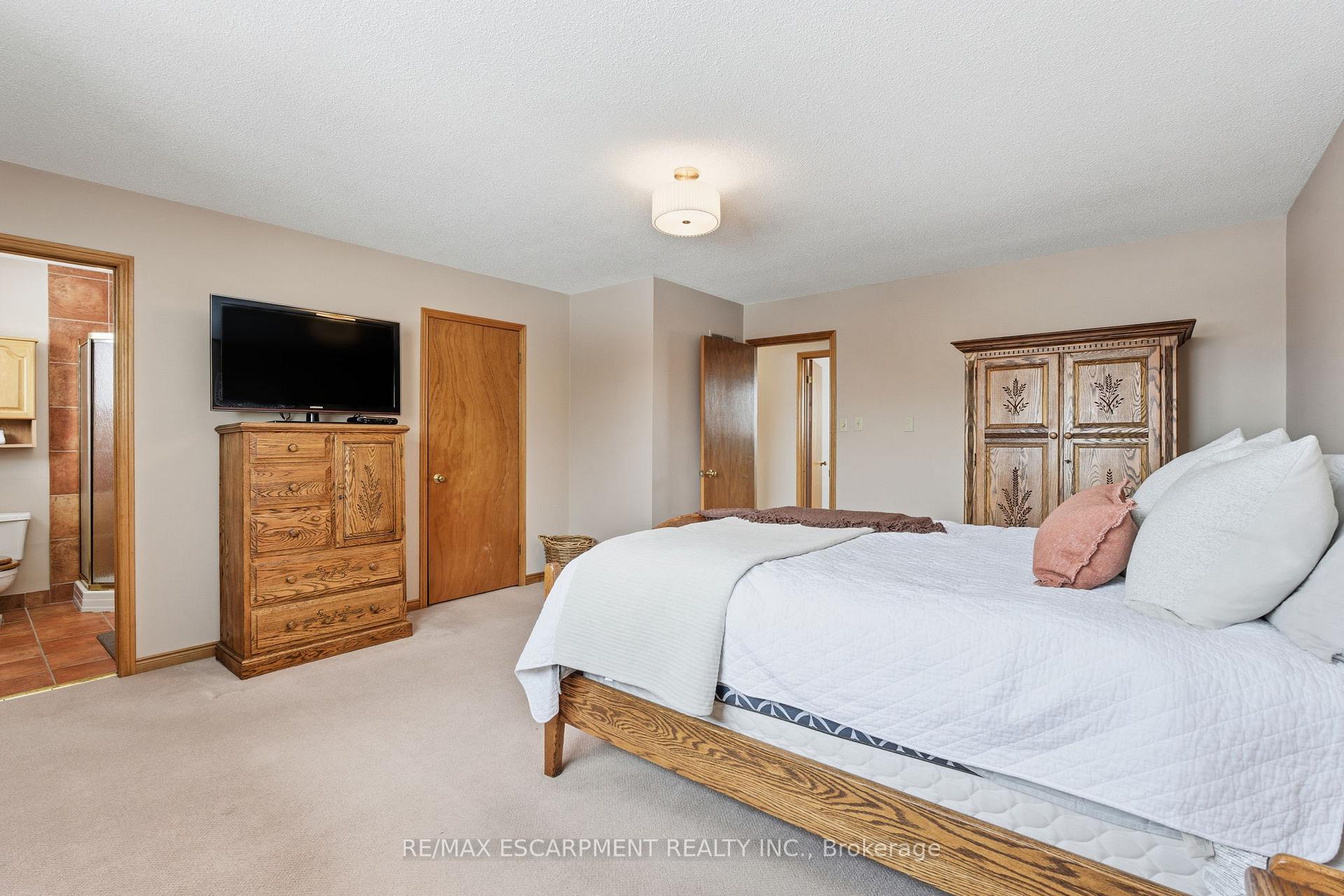 Photo 27 of 121 Parkwood Crescent, Hamilton, Thorner — HOMEH