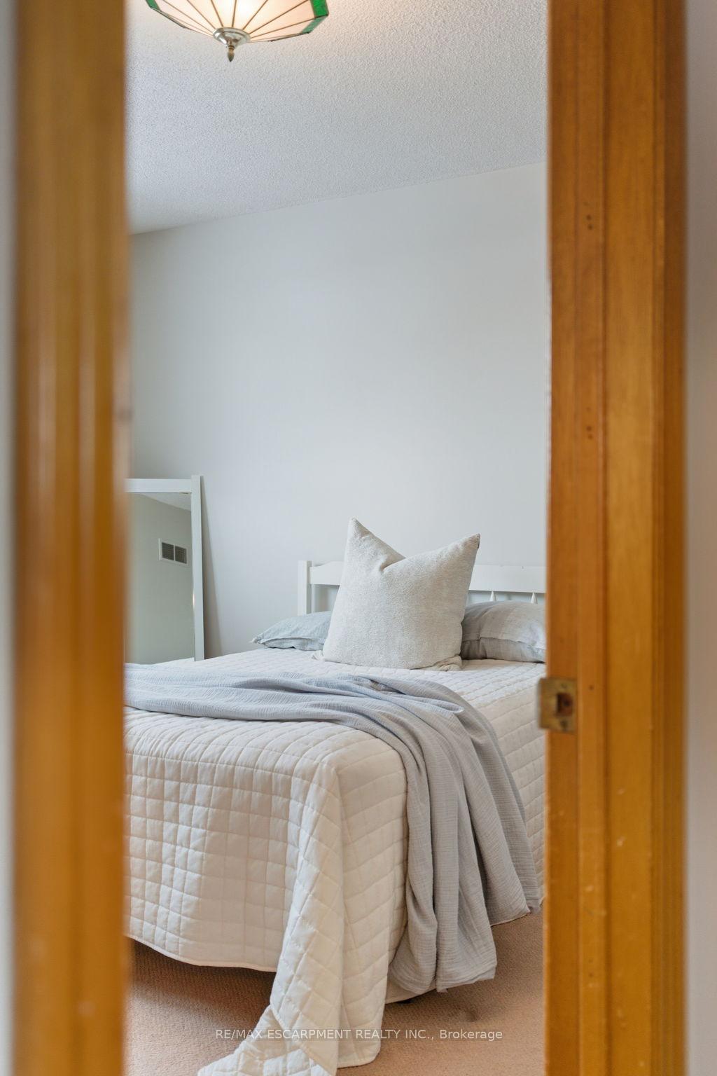 Photo 30 of 121 Parkwood Crescent, Hamilton, Thorner — HOMEH
