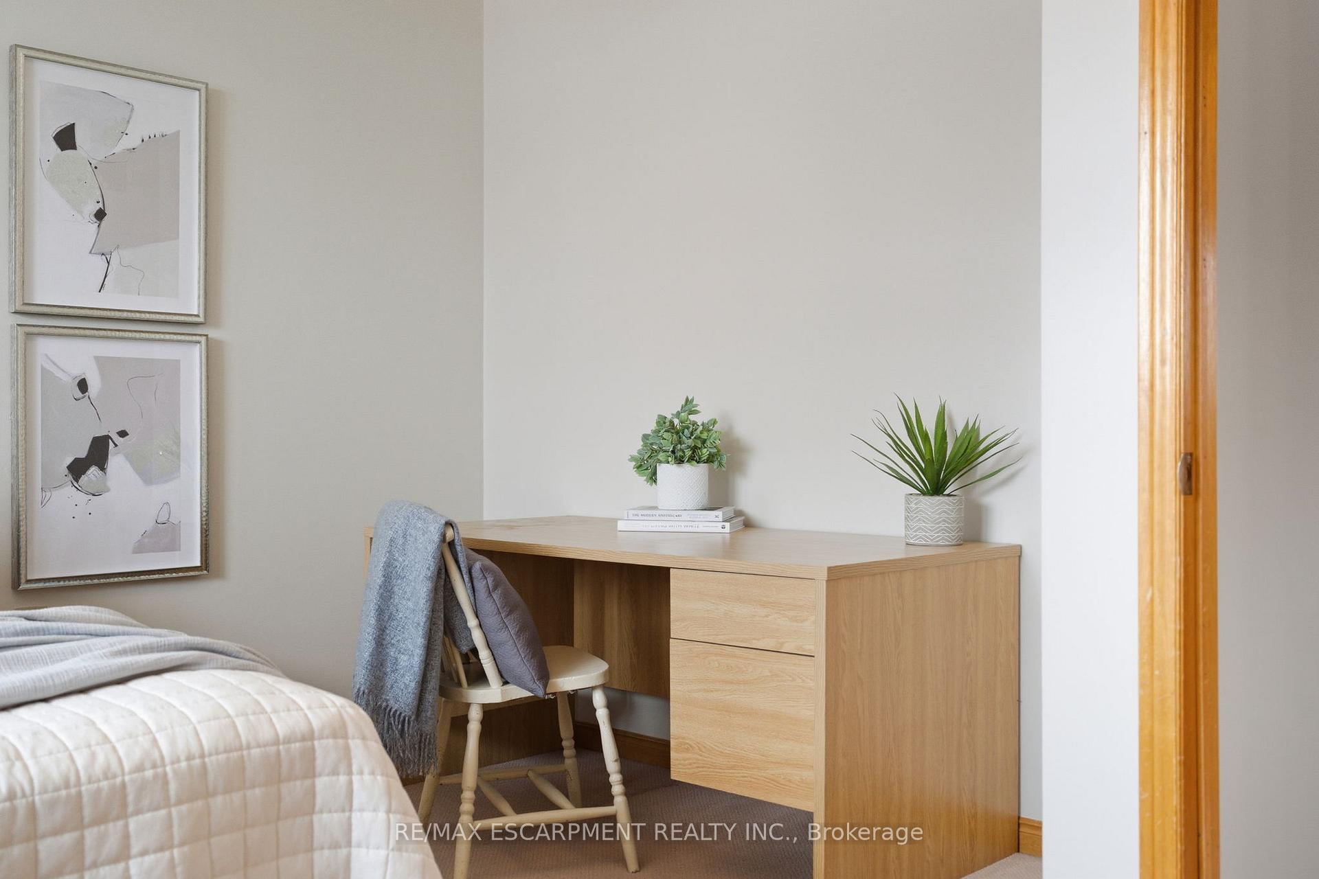 Photo 32 of 121 Parkwood Crescent, Hamilton, Thorner — HOMEH