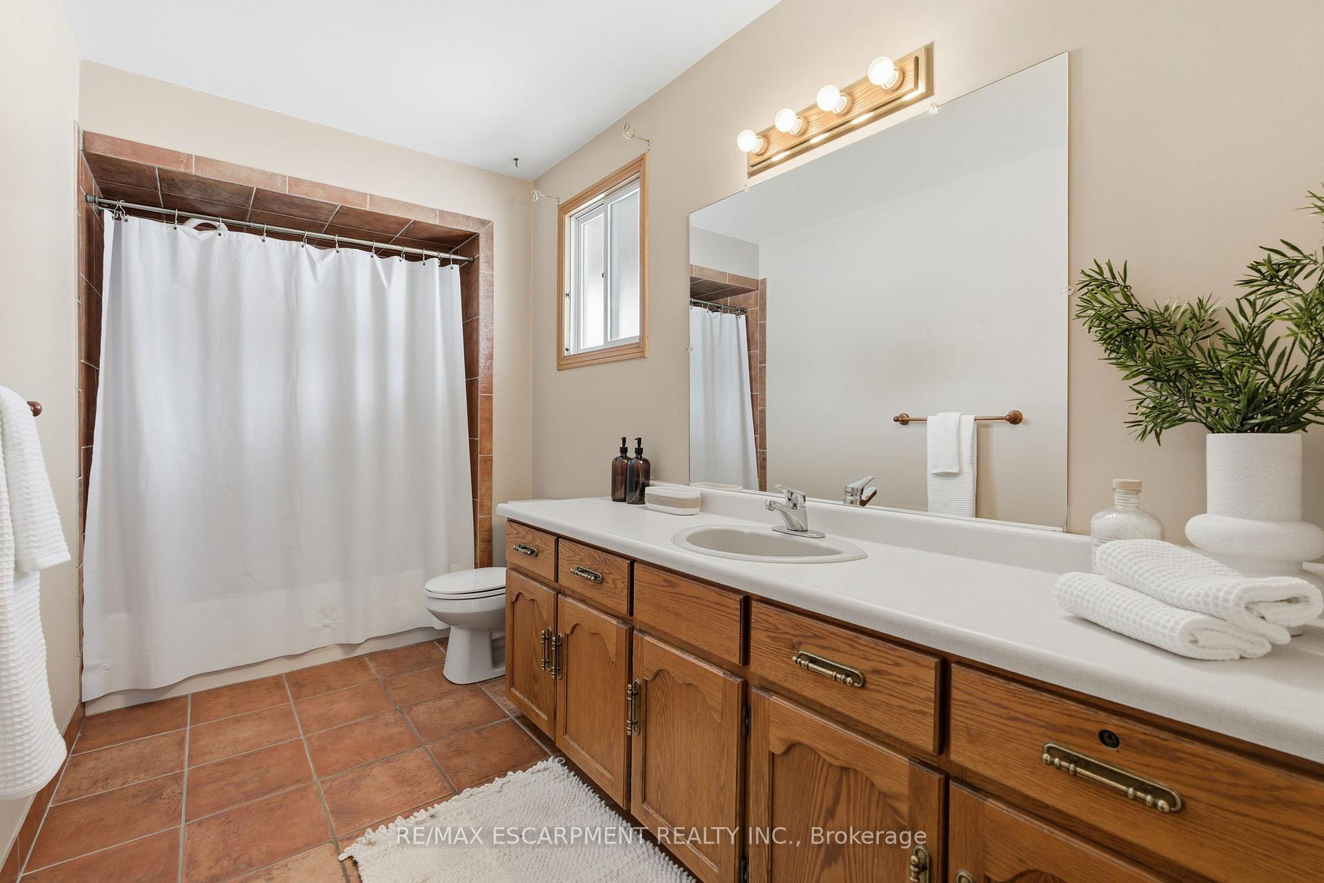 Photo 38 of 121 Parkwood Crescent, Hamilton, Thorner — HOMEH