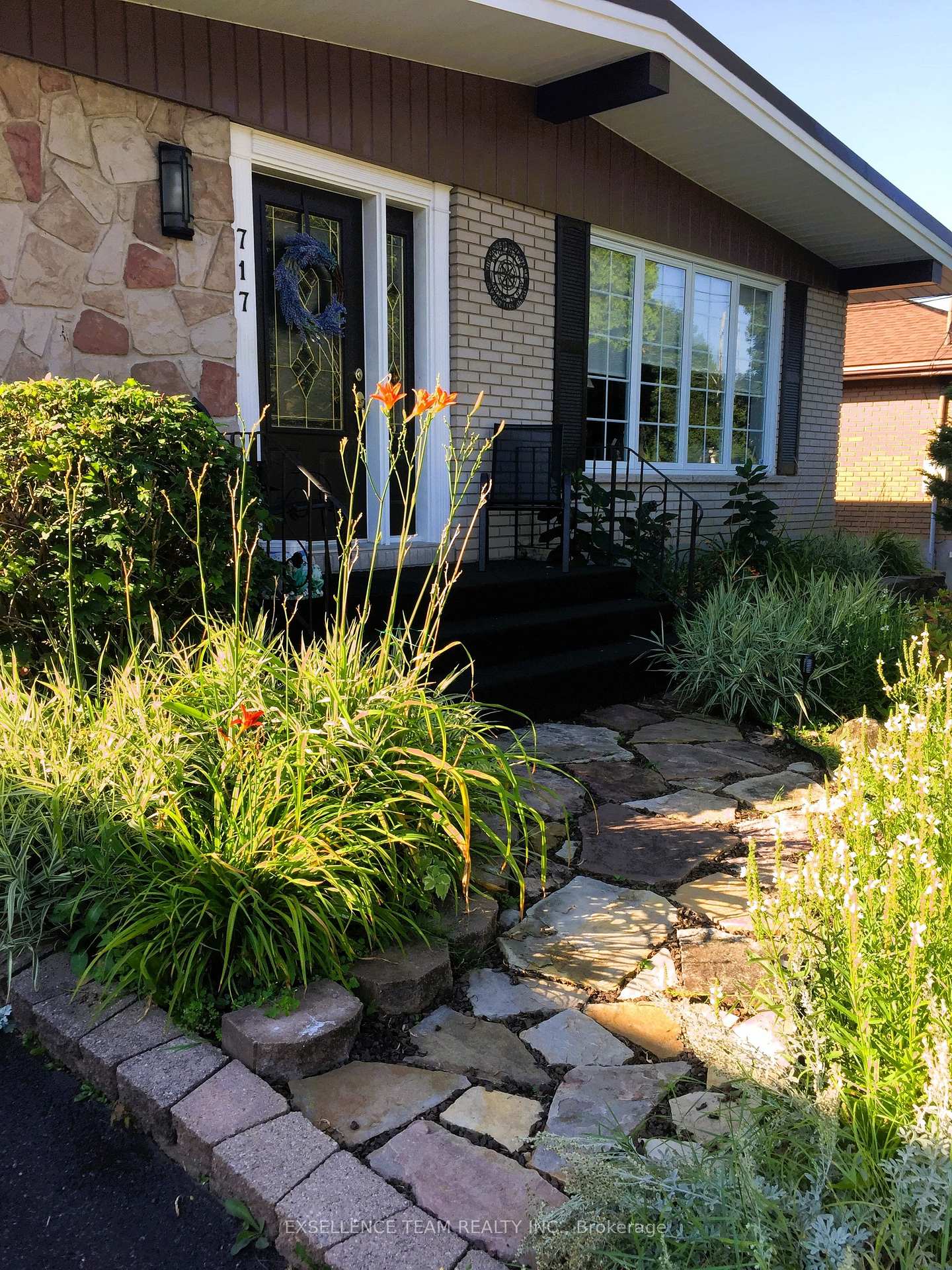 Photo 2 of 717 Sandfield Crescent, Cornwall — HOMEH