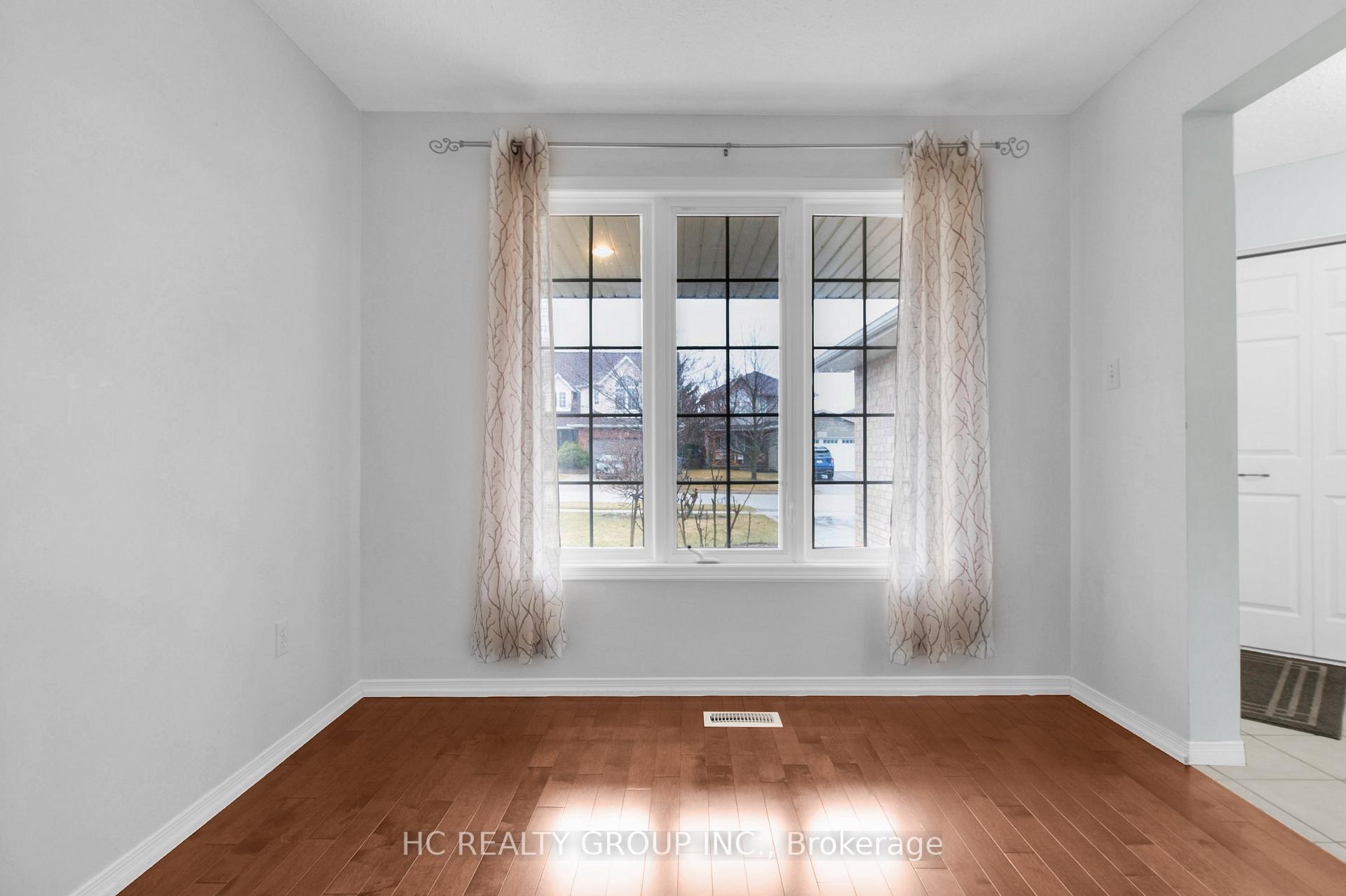 Photo 7 of 69 Gibbs Crescent, Guelph, Clairfields/Hanlon Business Park — HOMEH