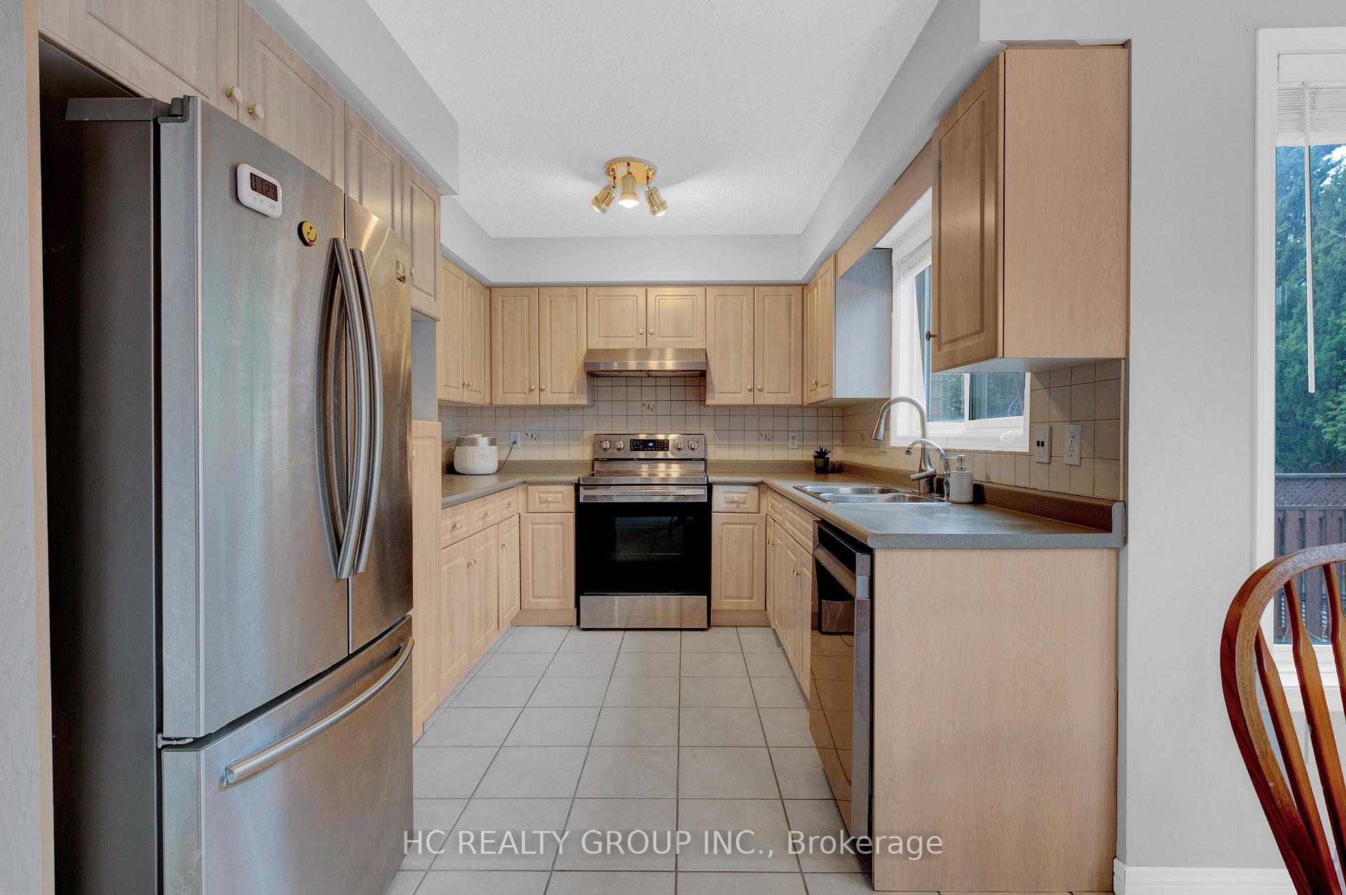Photo 10 of 69 Gibbs Crescent, Guelph, Clairfields/Hanlon Business Park — HOMEH