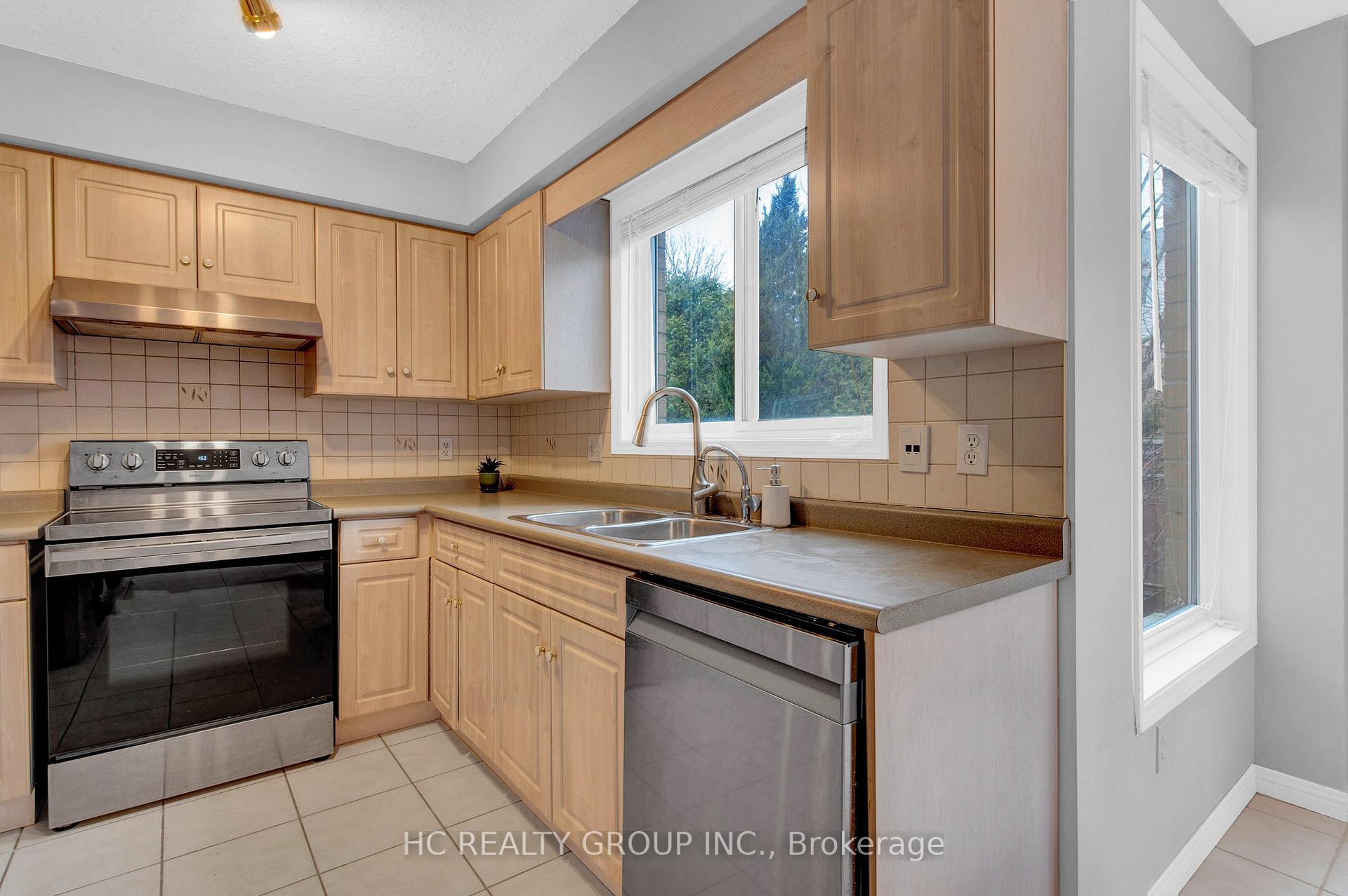Photo 12 of 69 Gibbs Crescent, Guelph, Clairfields/Hanlon Business Park — HOMEH