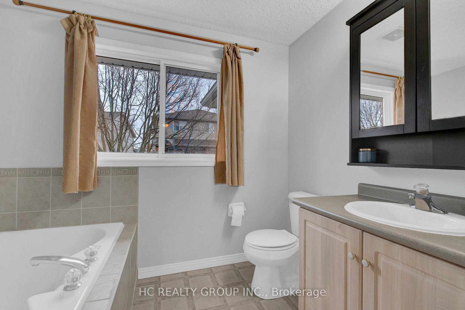 Photo 36 of 69 Gibbs Crescent, Guelph, Clairfields/Hanlon Business Park — HOMEH