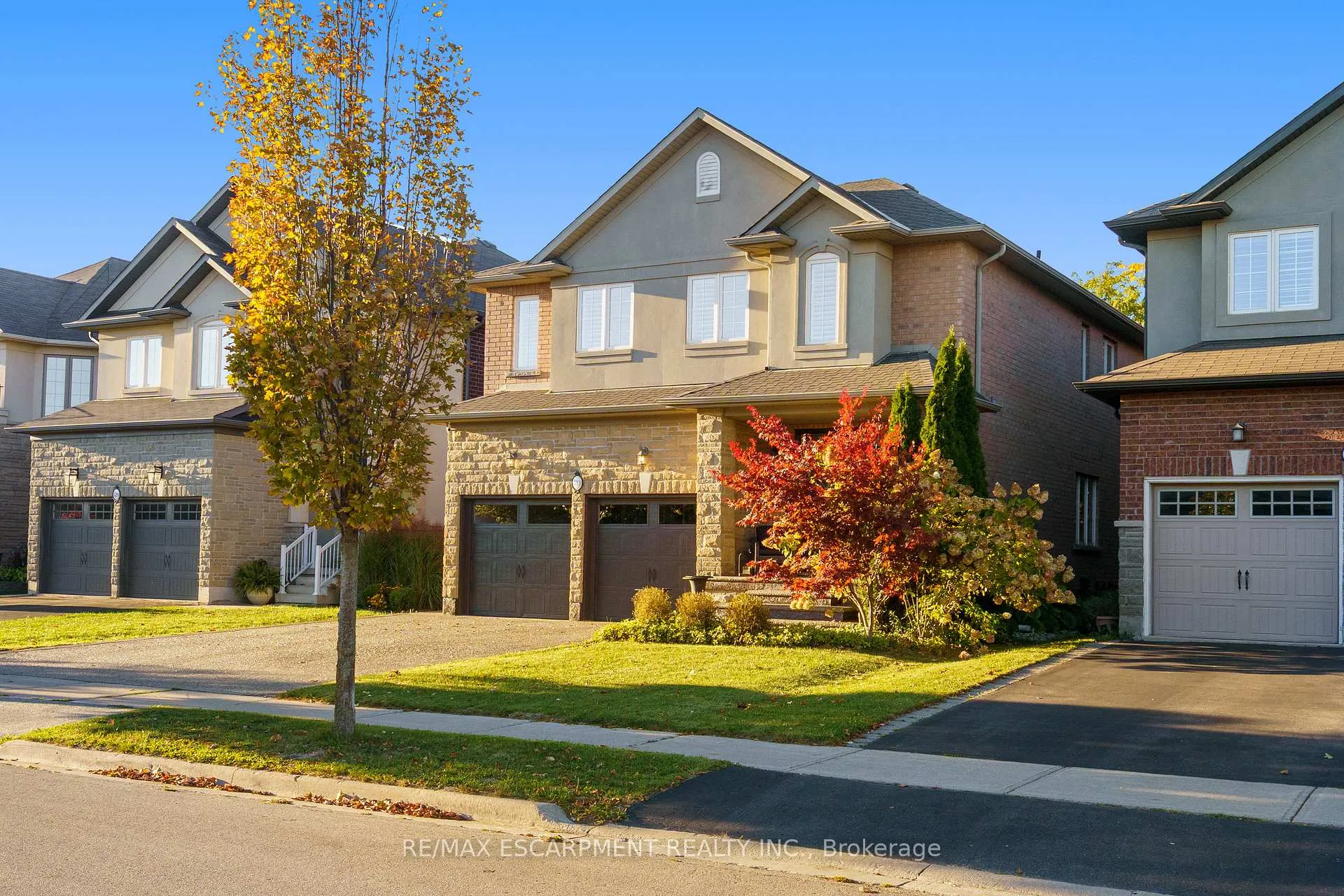 Photo 2 of 333 Valridge Drive, Hamilton, Ancaster — HOMEH