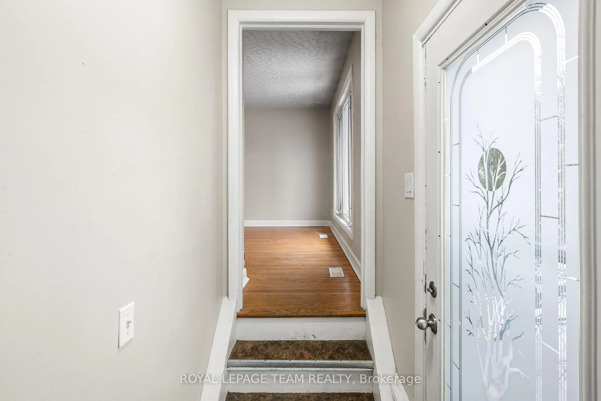 Photo 3 of 1938 Bromley Road, Ottawa, Carlingwood — HOMEH