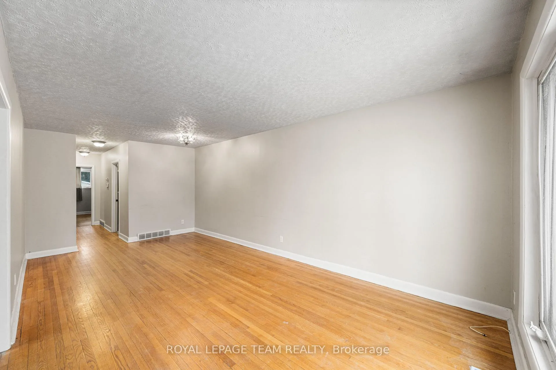 Photo 4 of 1938 Bromley Road, Ottawa, Carlingwood — HOMEH