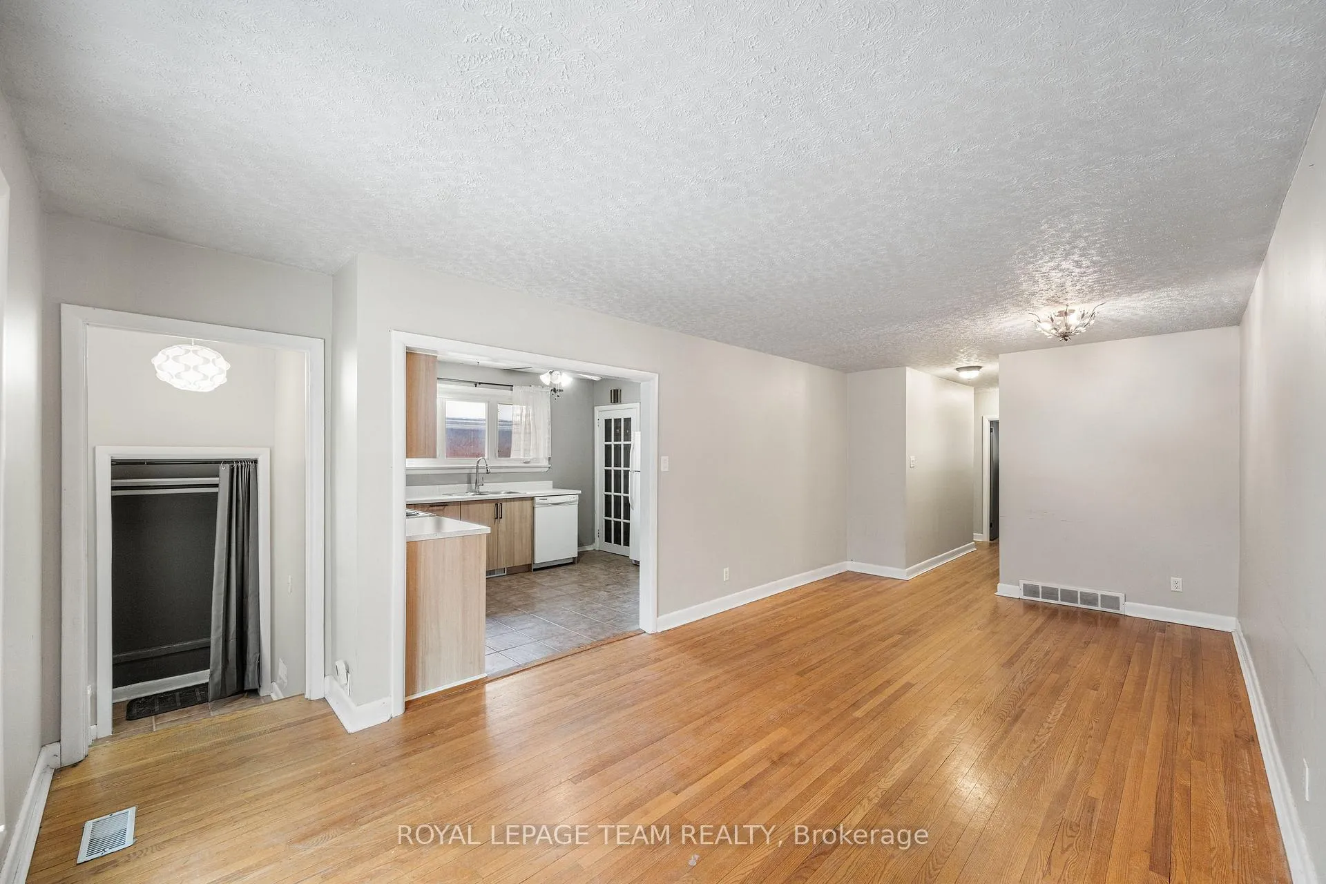 Photo 5 of 1938 Bromley Road, Ottawa, Carlingwood — HOMEH
