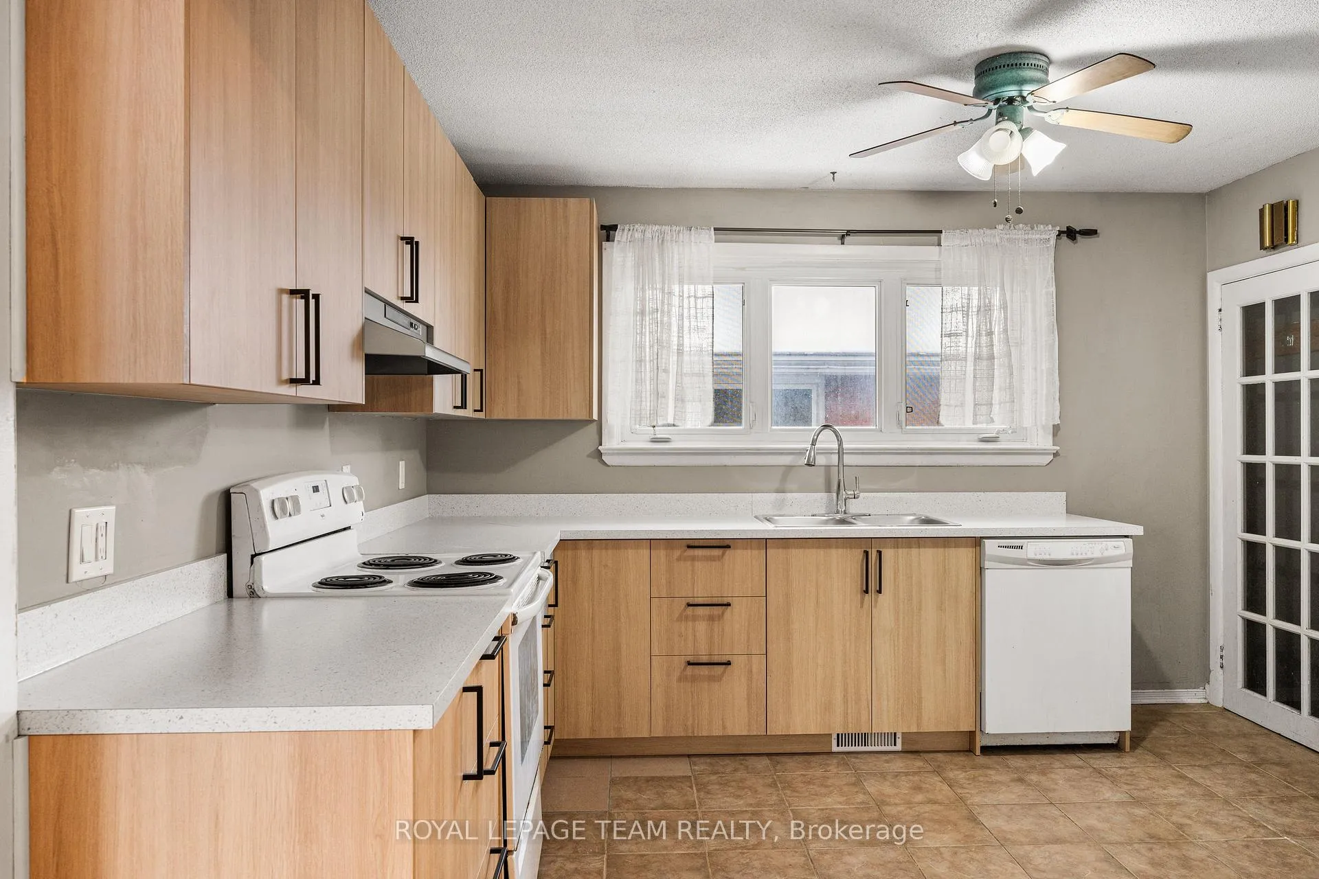 Photo 7 of 1938 Bromley Road, Ottawa, Carlingwood — HOMEH