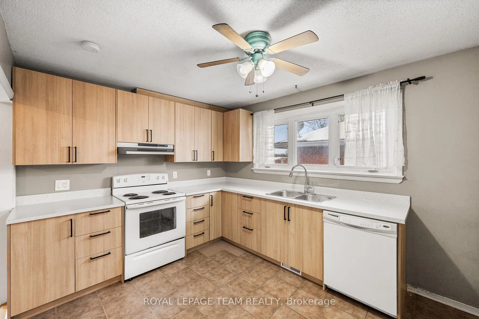 Photo 9 of 1938 Bromley Road, Ottawa, Carlingwood — HOMEH