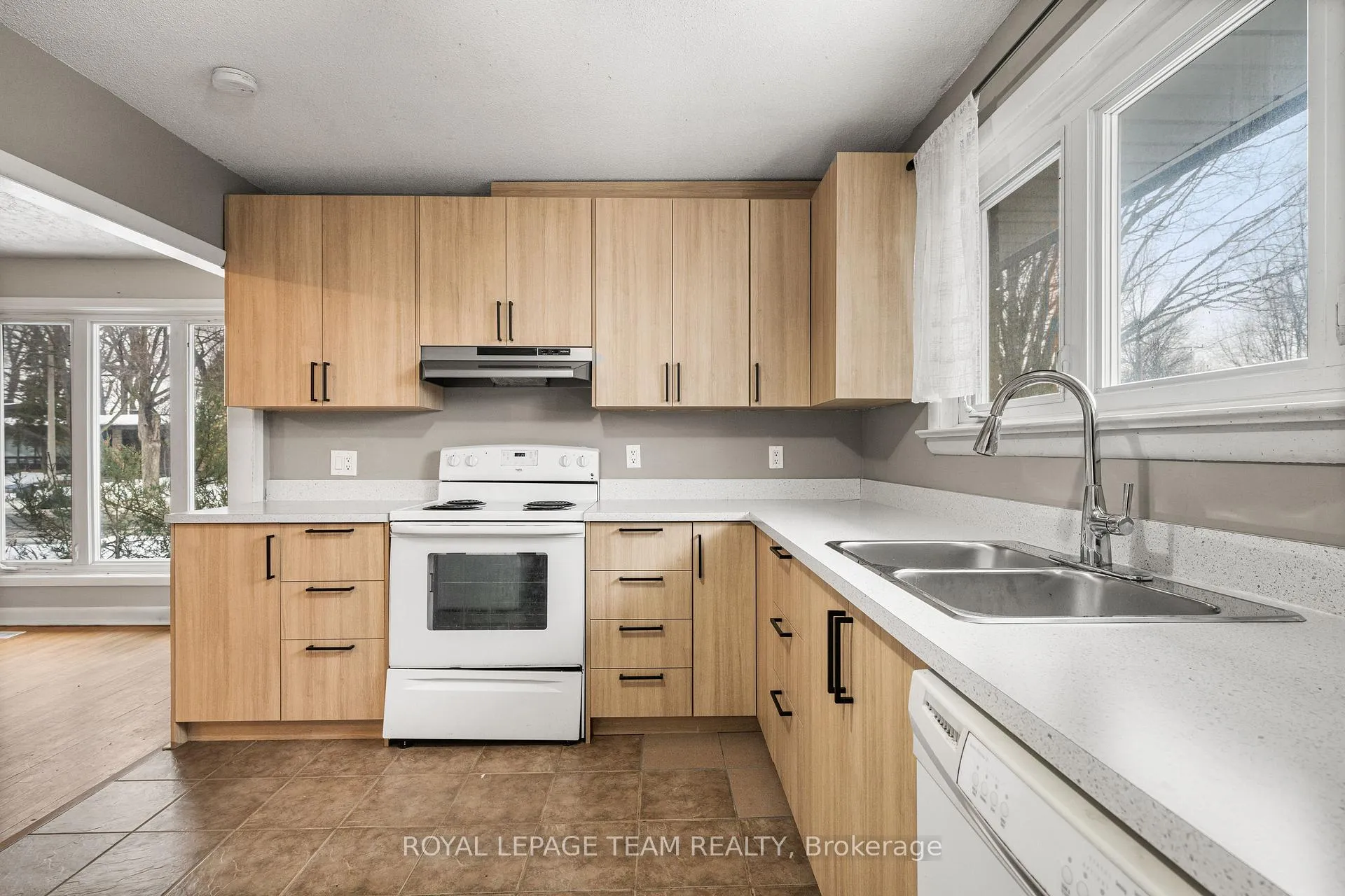 Photo 10 of 1938 Bromley Road, Ottawa, Carlingwood — HOMEH