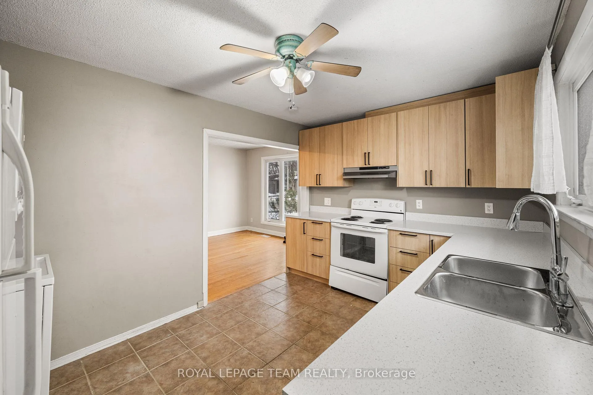 Photo 11 of 1938 Bromley Road, Ottawa, Carlingwood — HOMEH
