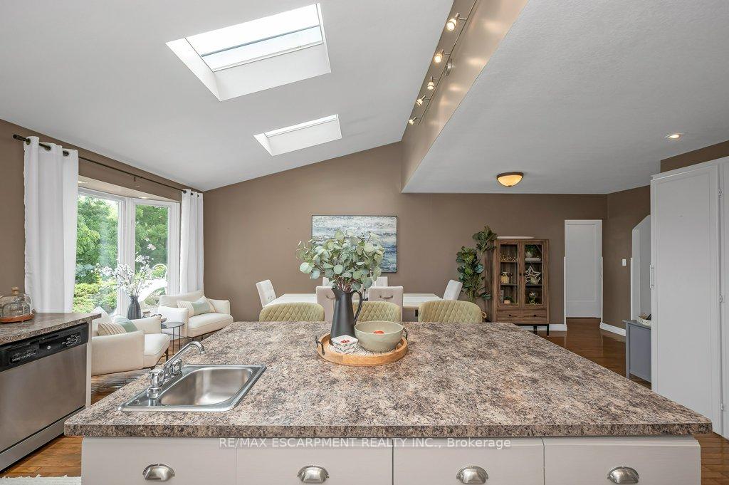 Photo 10 of 480 Mohawk Road W, Hamilton, Westcliffe — HOMEH