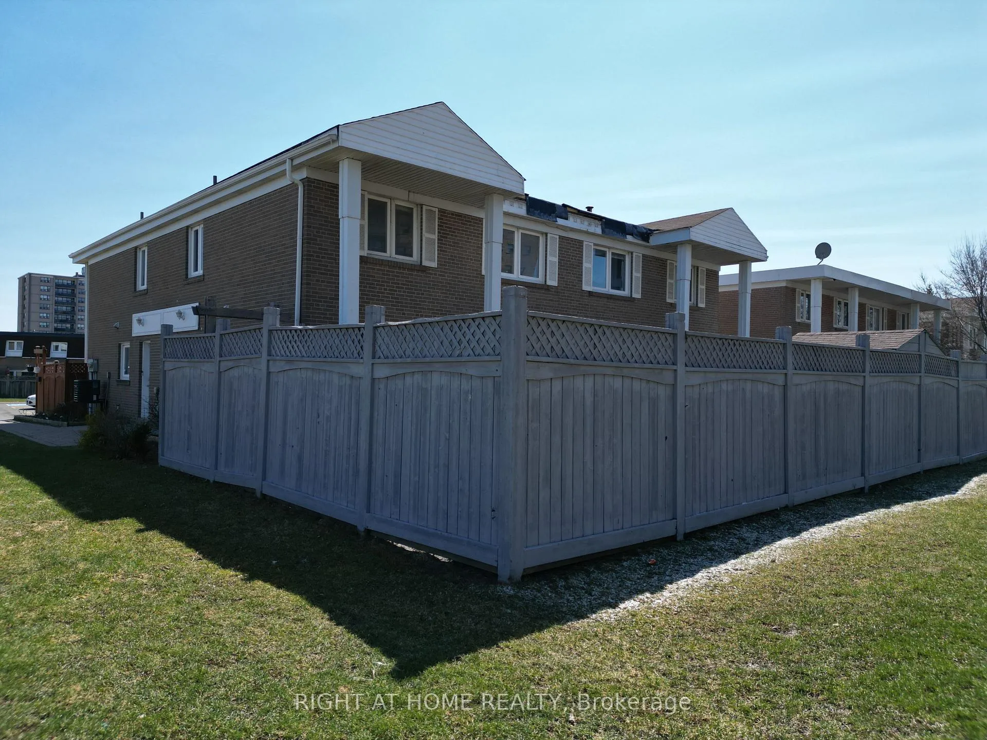 Photo 2 of 270 Town House Crescent, Brampton, Brampton East — HOMEH