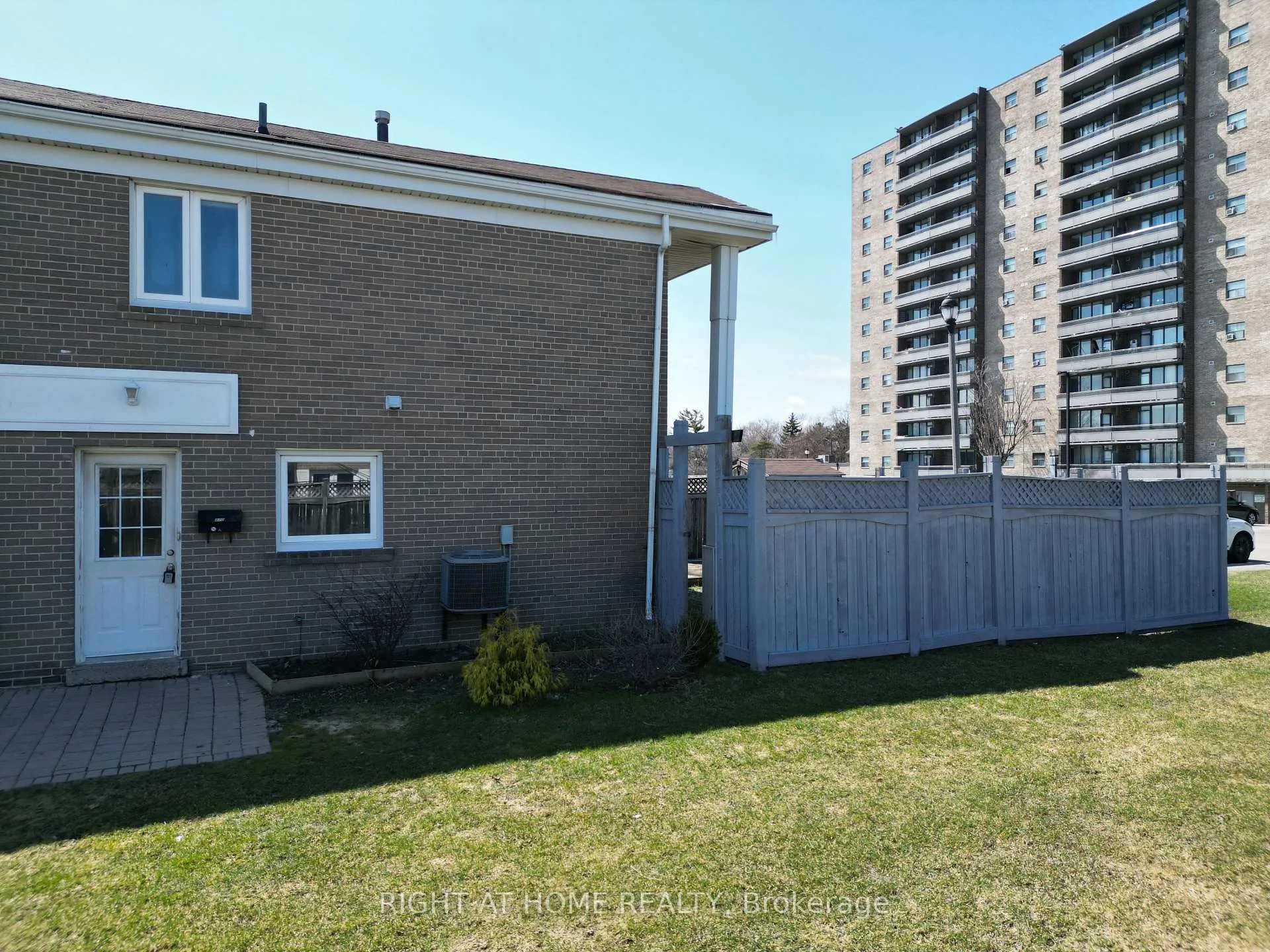 Photo 18 of 270 Town House Crescent, Brampton, Brampton East — HOMEH