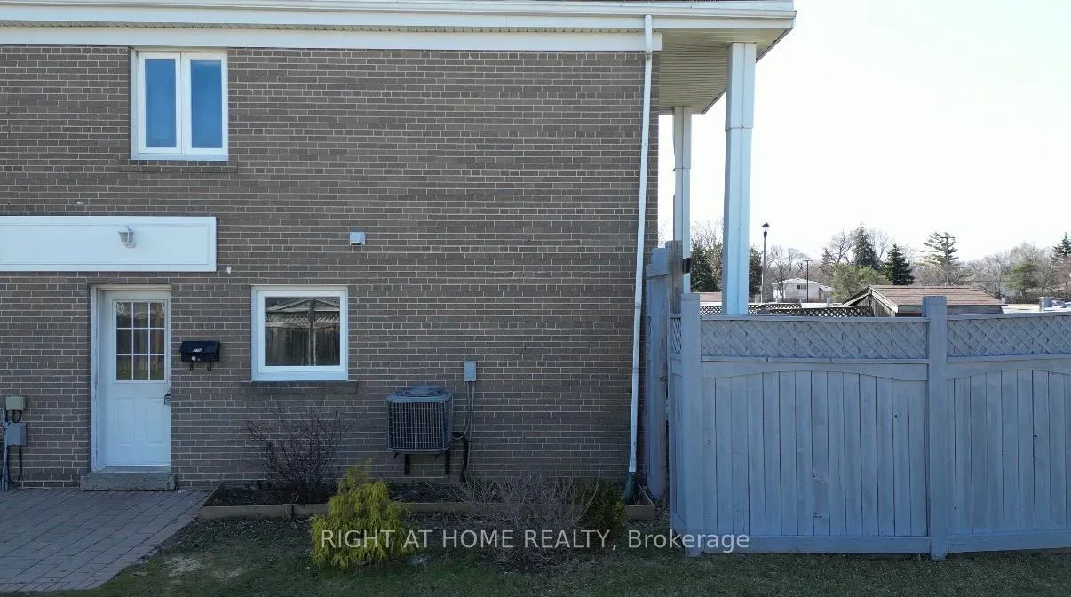 Photo 3 of 270 Town House Crescent, Brampton, Brampton East — HOMEH
