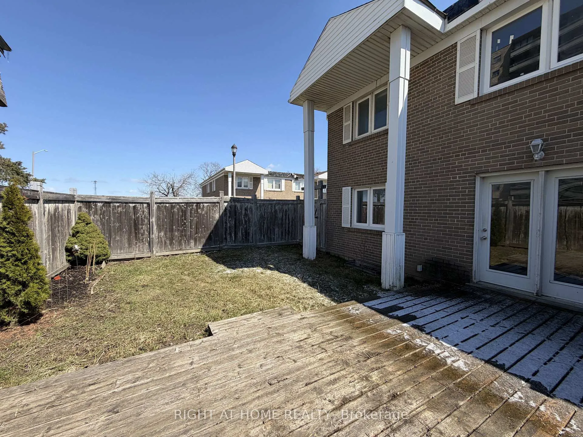 Photo 5 of 270 Town House Crescent, Brampton, Brampton East — HOMEH