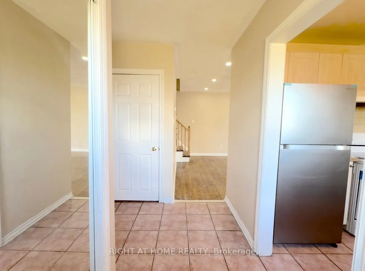 Photo 6 of 270 Town House Crescent, Brampton, Brampton East — HOMEH