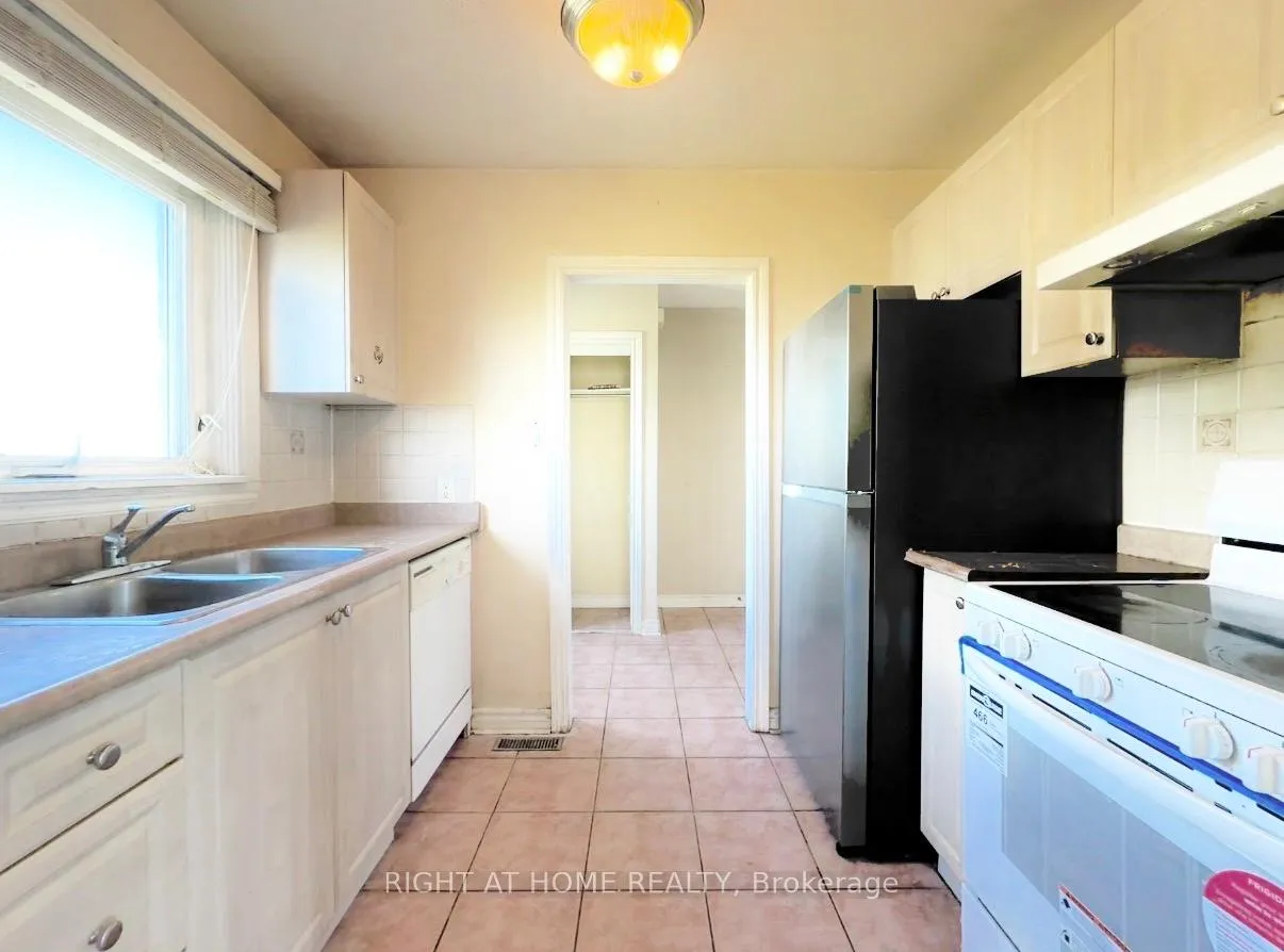 Photo 7 of 270 Town House Crescent, Brampton, Brampton East — HOMEH