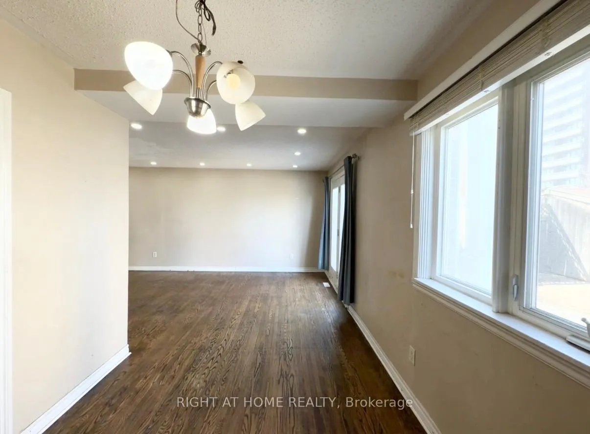 Photo 8 of 270 Town House Crescent, Brampton, Brampton East — HOMEH