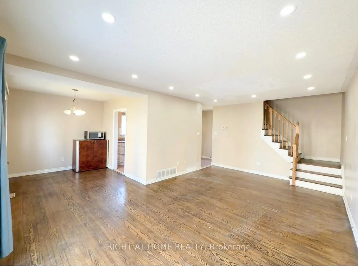 Photo 9 of 270 Town House Crescent, Brampton, Brampton East — HOMEH