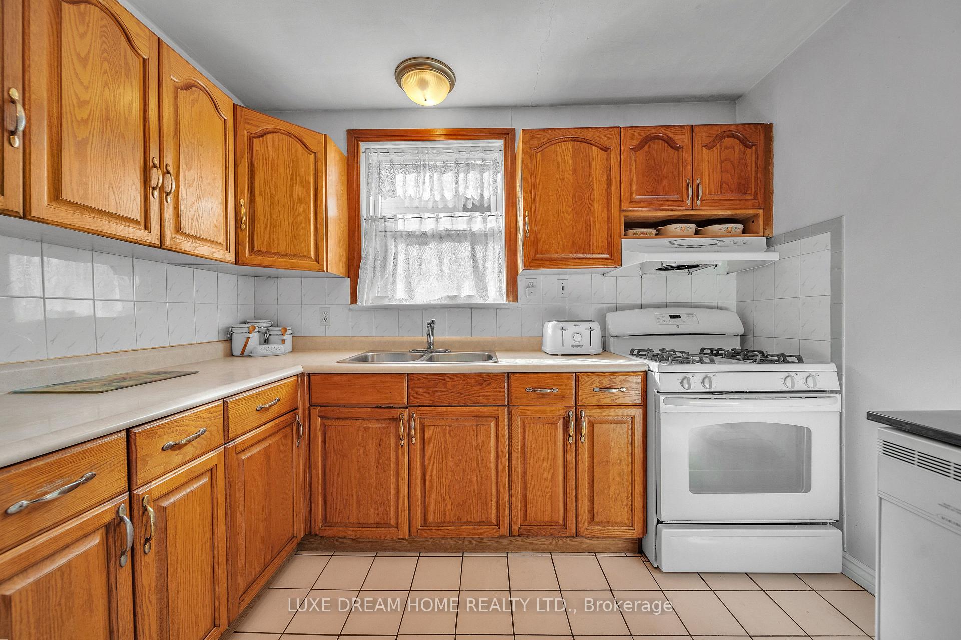 Photo 12 of 294 East 17th Street, Hamilton, Inch Park — HOMEH