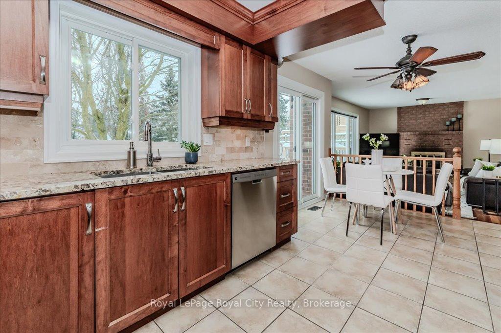 Photo 4 of 5 Hazelwood Drive, Guelph, Kortright Hills — HOMEH