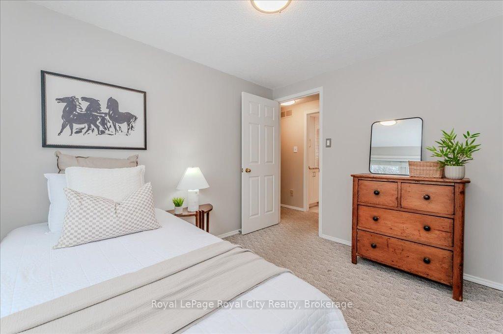 Photo 11 of 5 Hazelwood Drive, Guelph, Kortright Hills — HOMEH