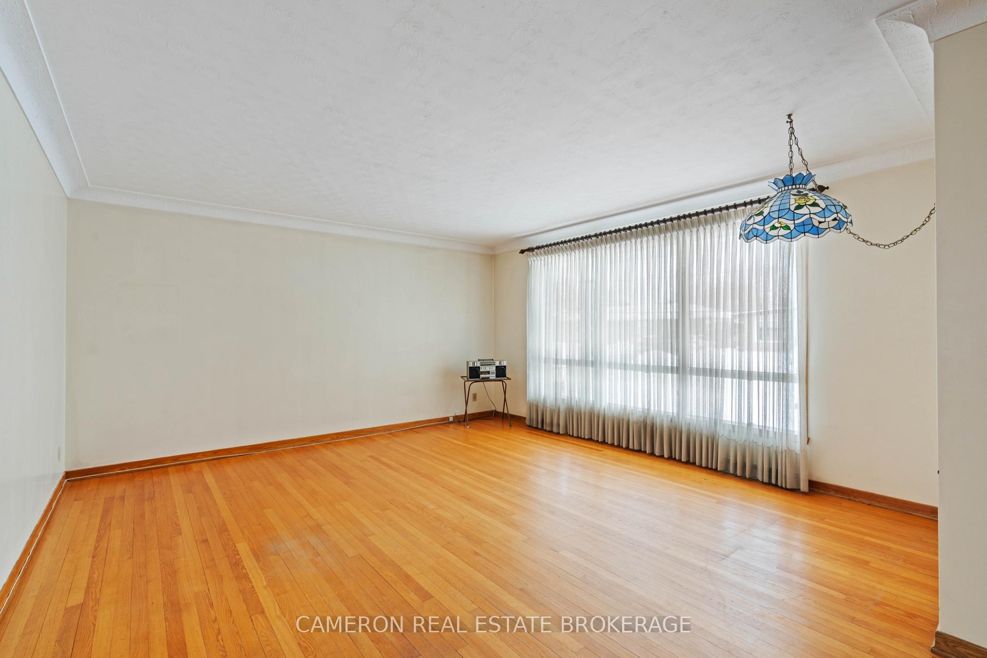 Photo 3 of 777 Iroquois Drive, Cornwall — HOMEH