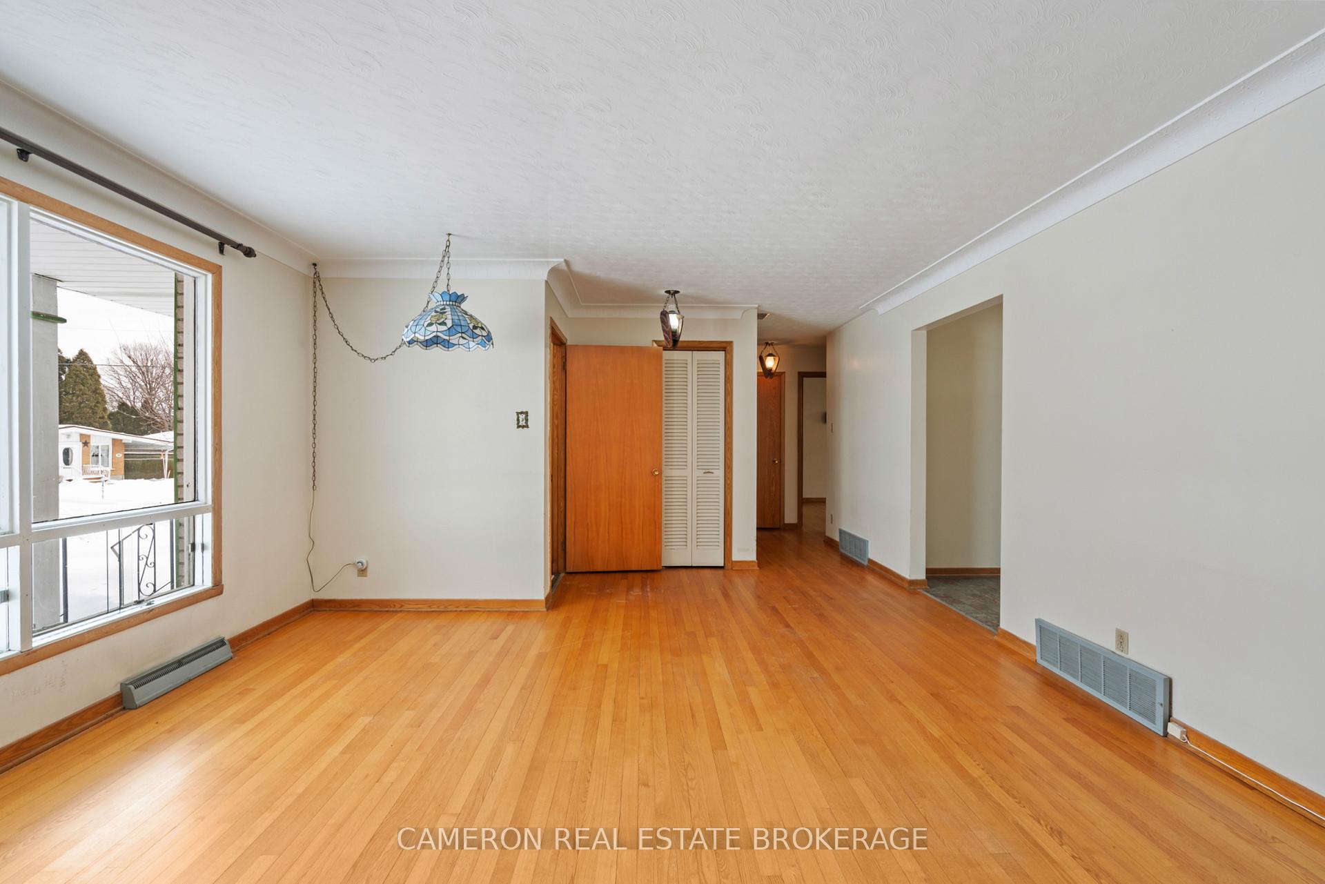 Photo 4 of 777 Iroquois Drive, Cornwall — HOMEH