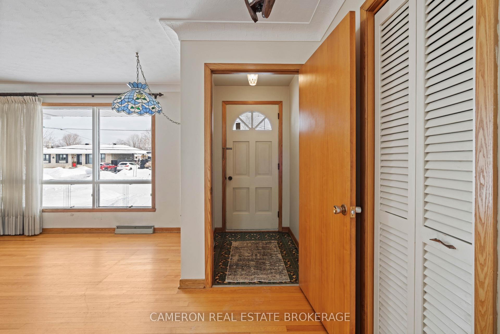 Photo 5 of 777 Iroquois Drive, Cornwall — HOMEH