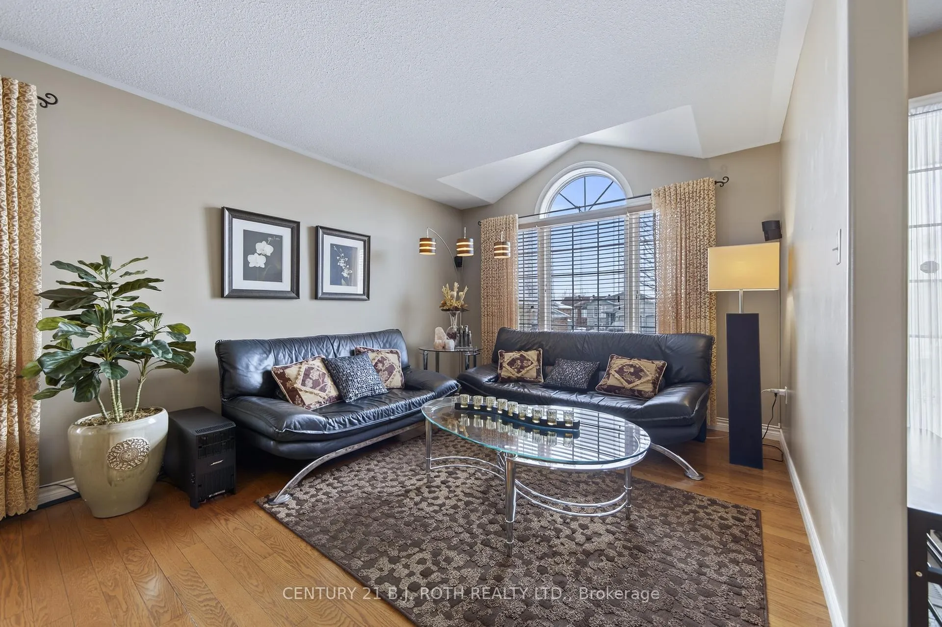 Photo 3 of 115 Lion's Gate Boulevard, Barrie, Little Lake — HOMEH